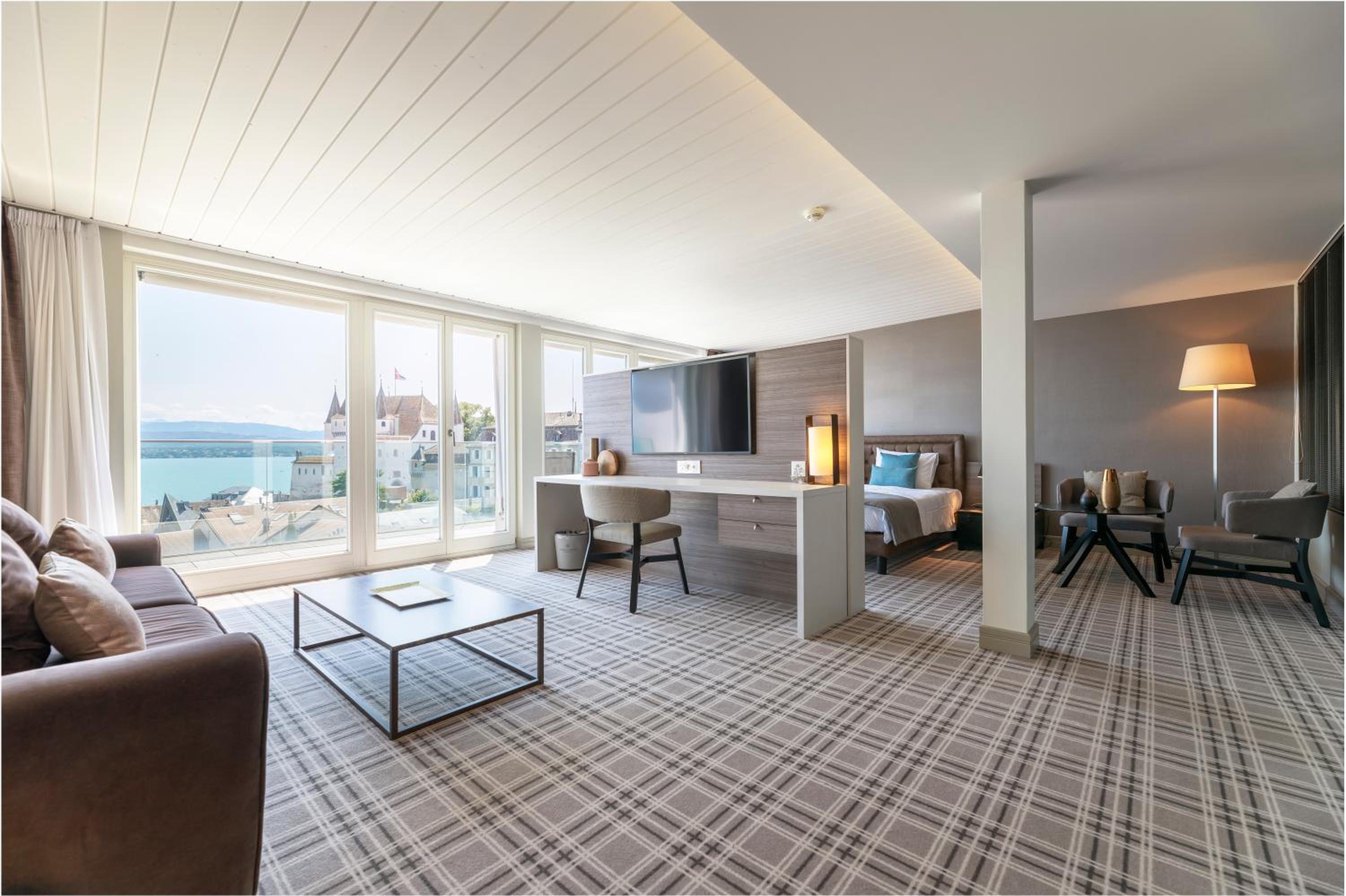 Suite - Photo 1