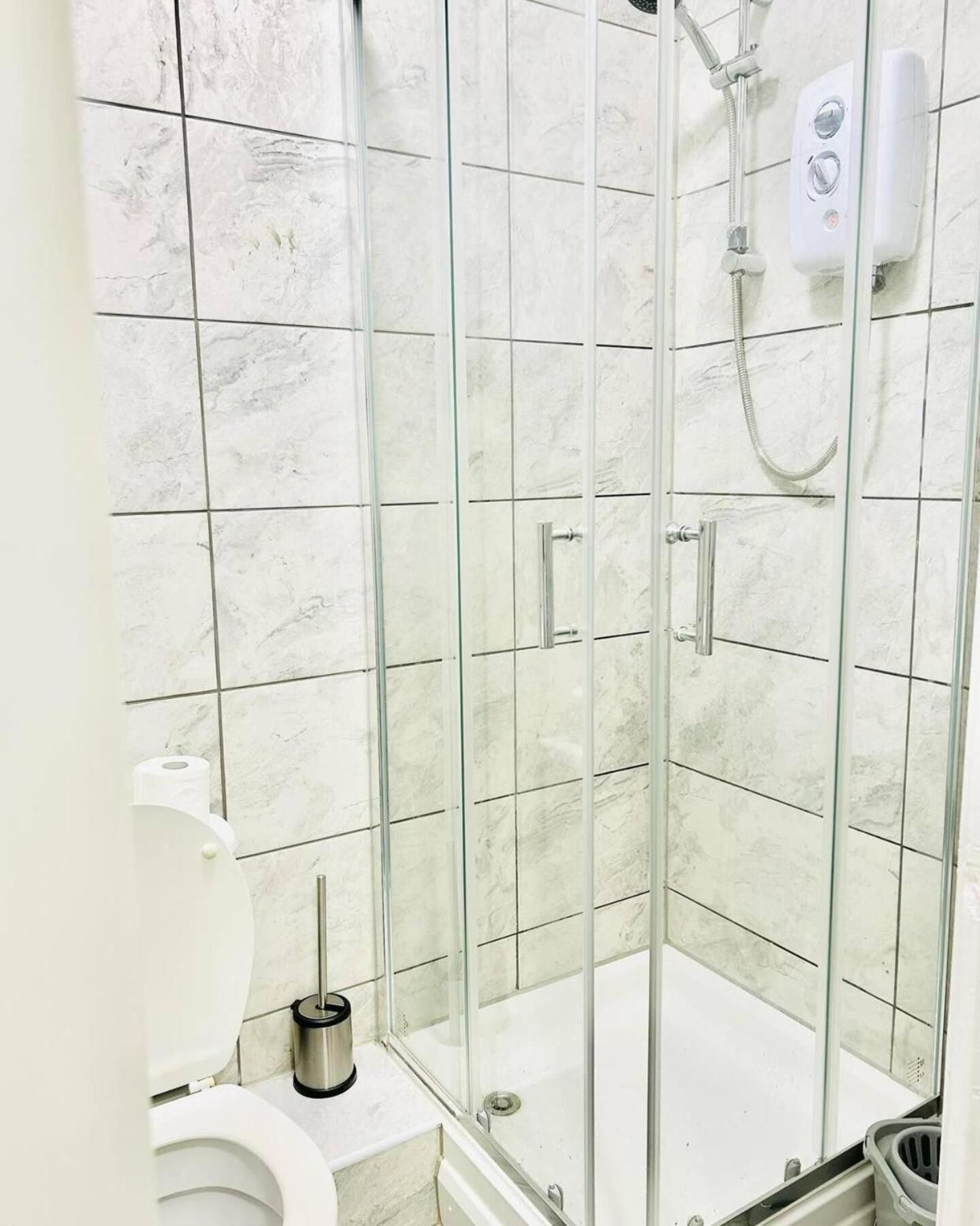Apartment with Shower photo 3