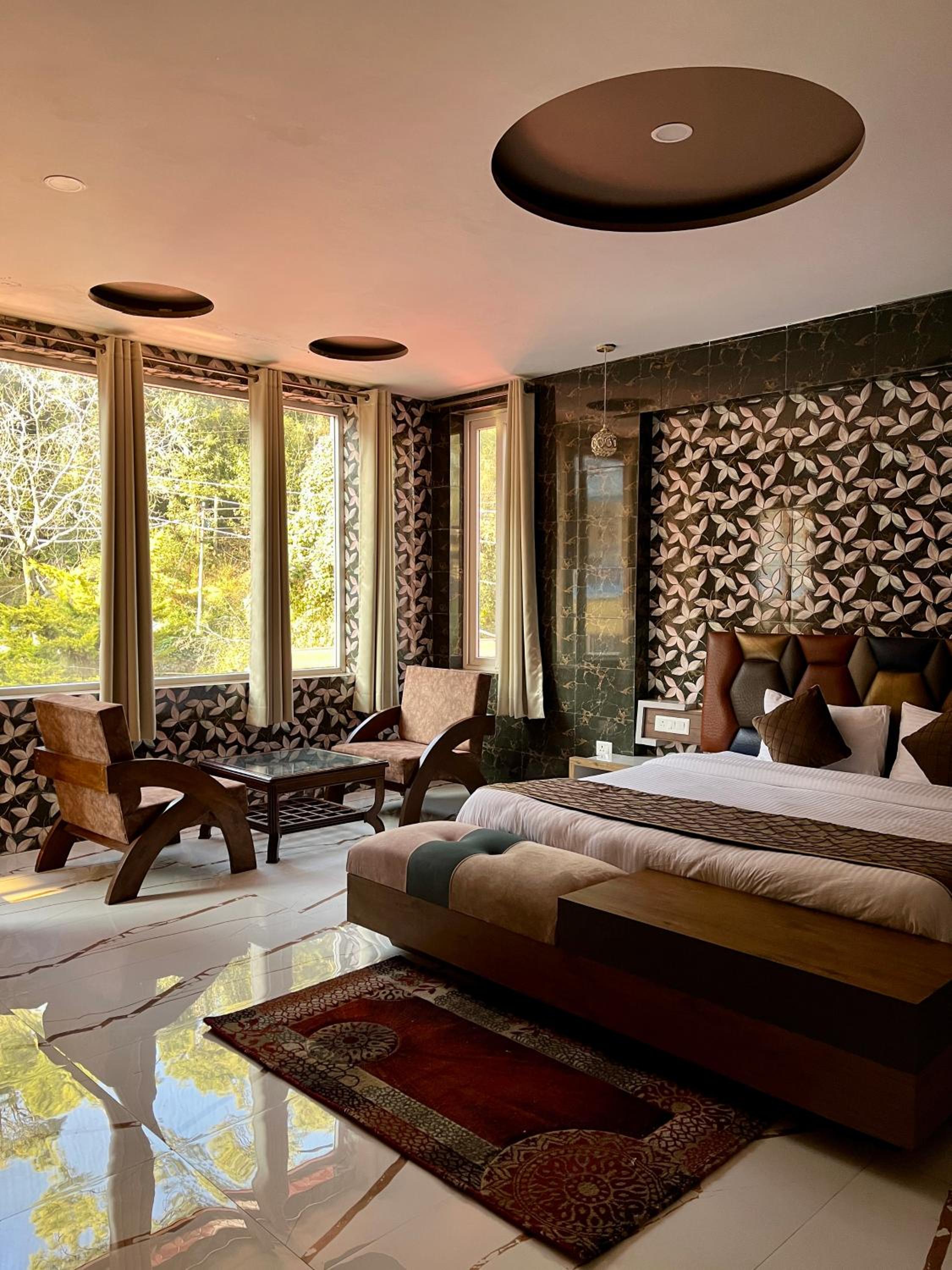 Superior Family Room photo 1