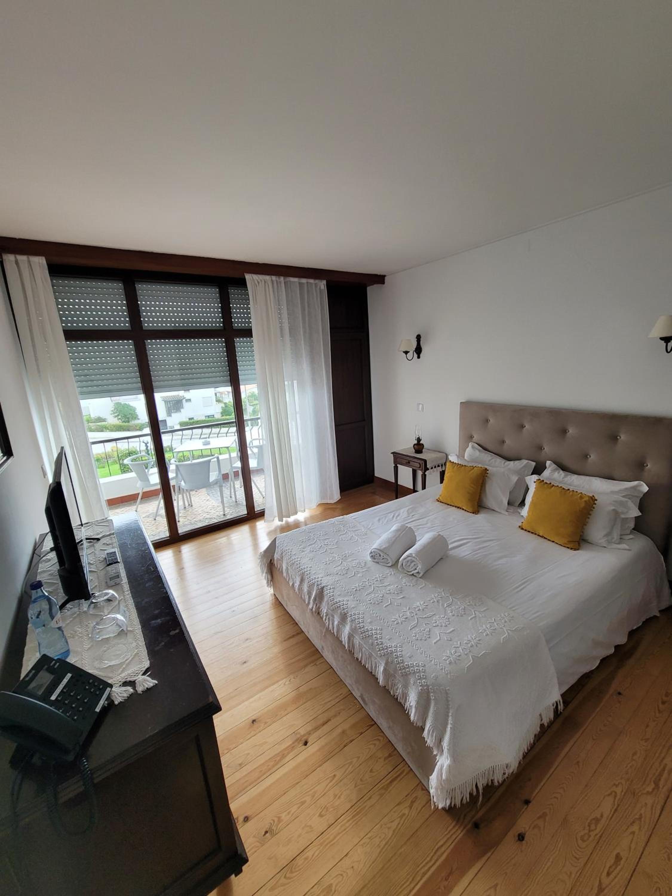 Deluxe Double Room with Balcony - Photo 4