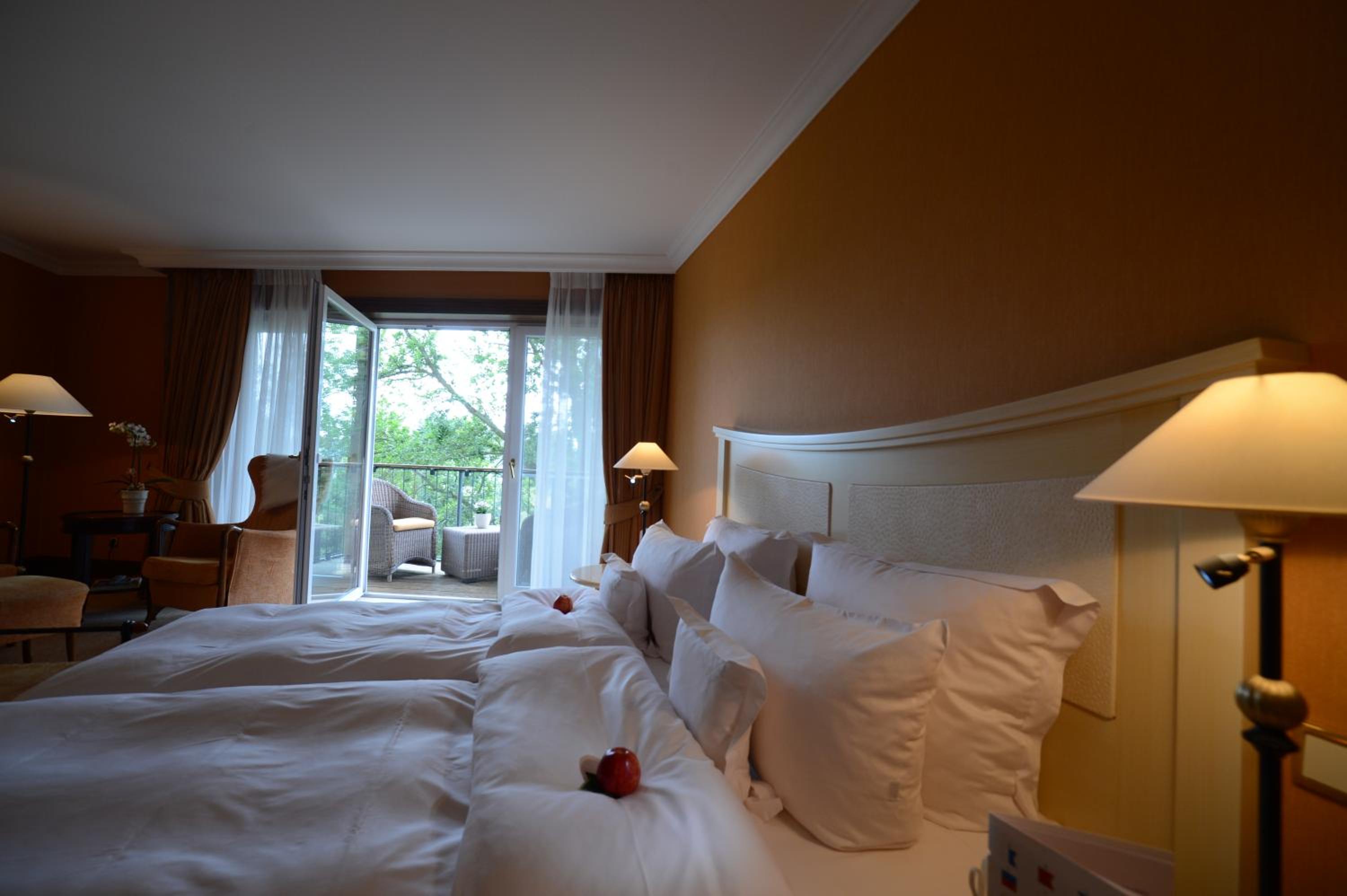 Deluxe Double Room with Balcony thumbnail 6