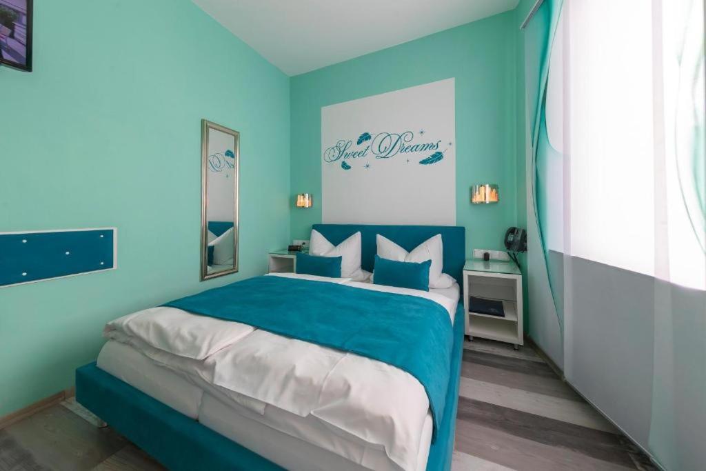 Standard Double Room - Photo 4
