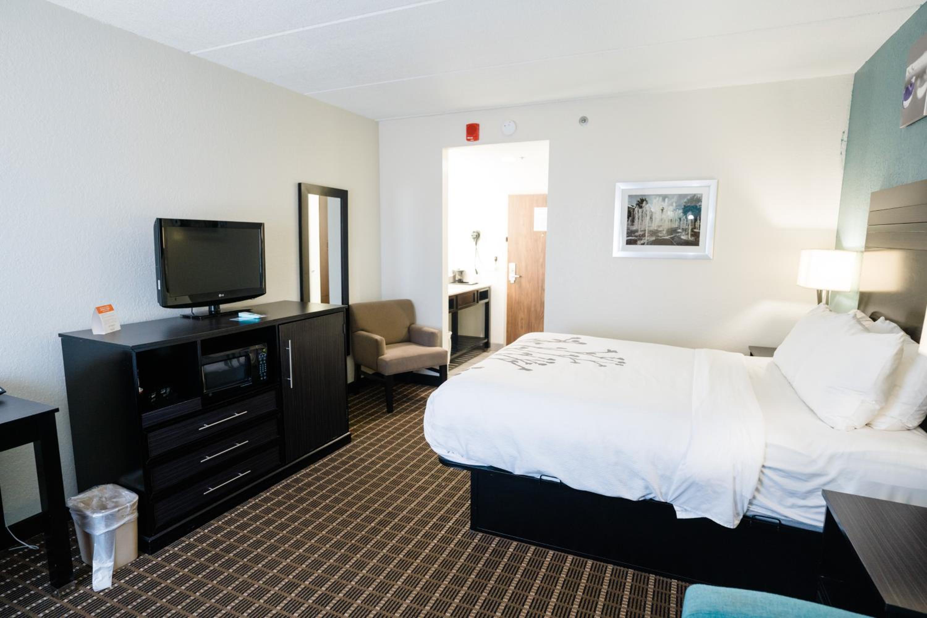 King Suite - Non-Smoking - Photo 28