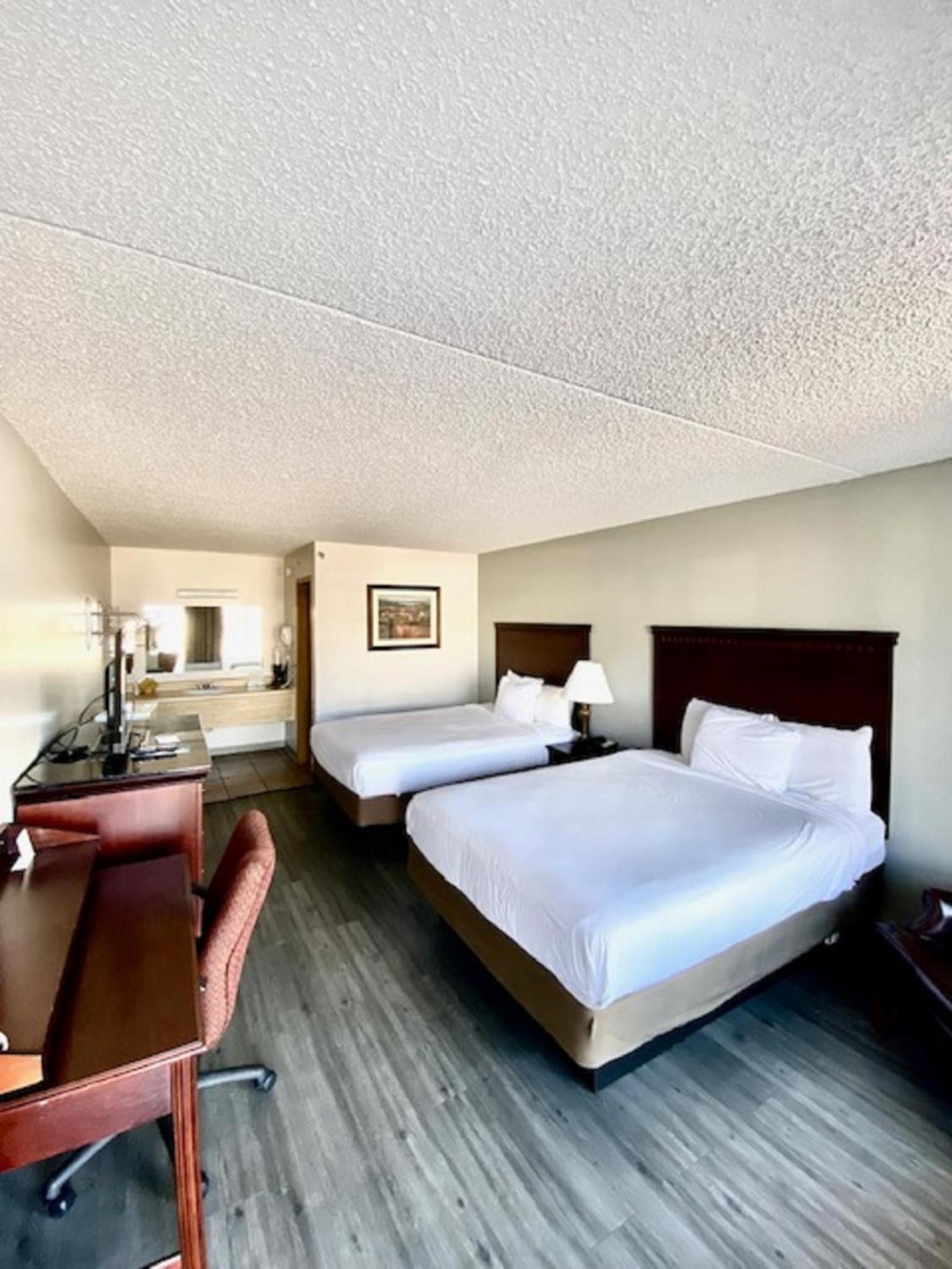 Queen Room with Two Queen Beds - Non-Smoking - Photo 1