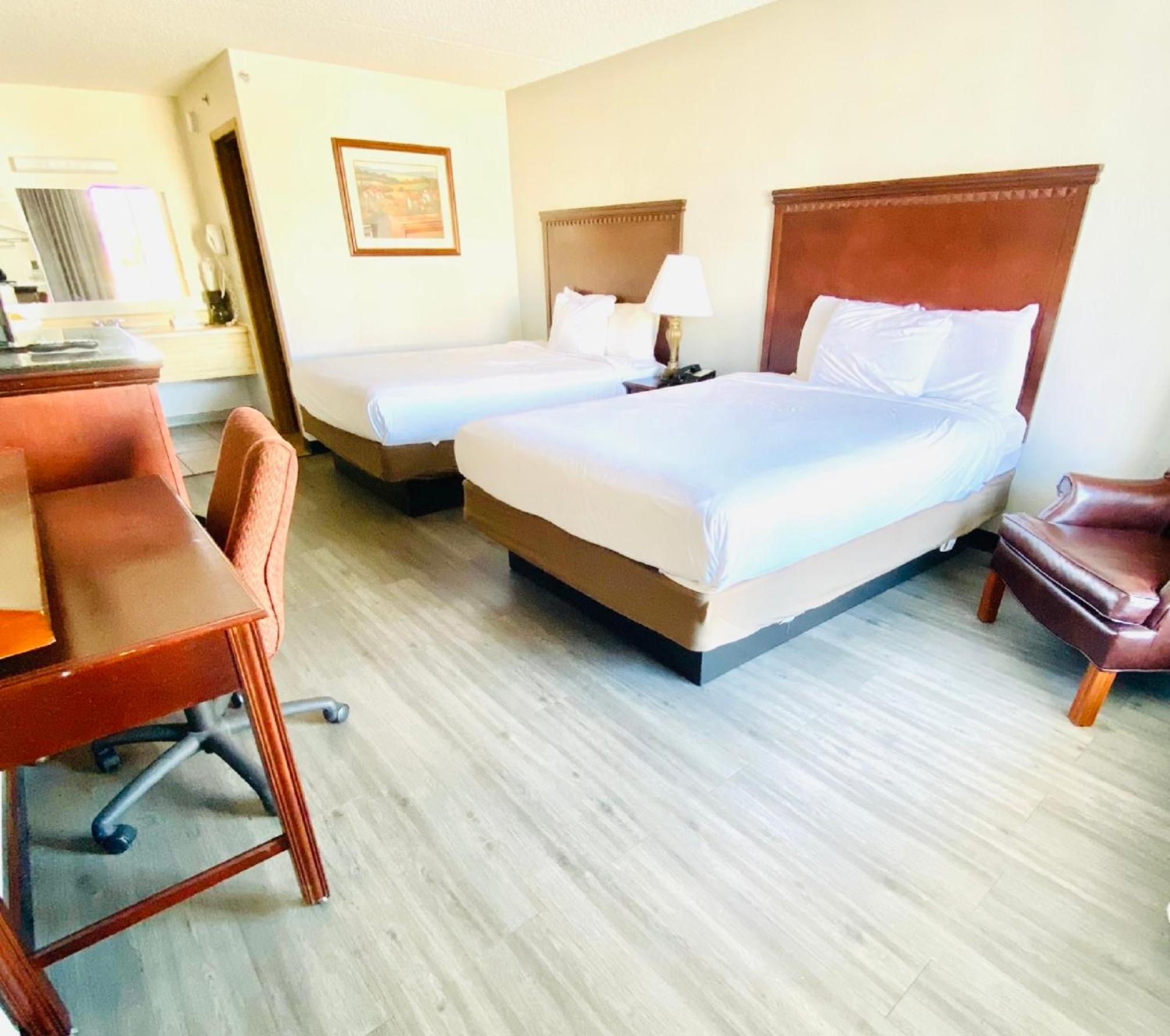 Queen Room with Two Queen Beds - Non-Smoking - Photo 2