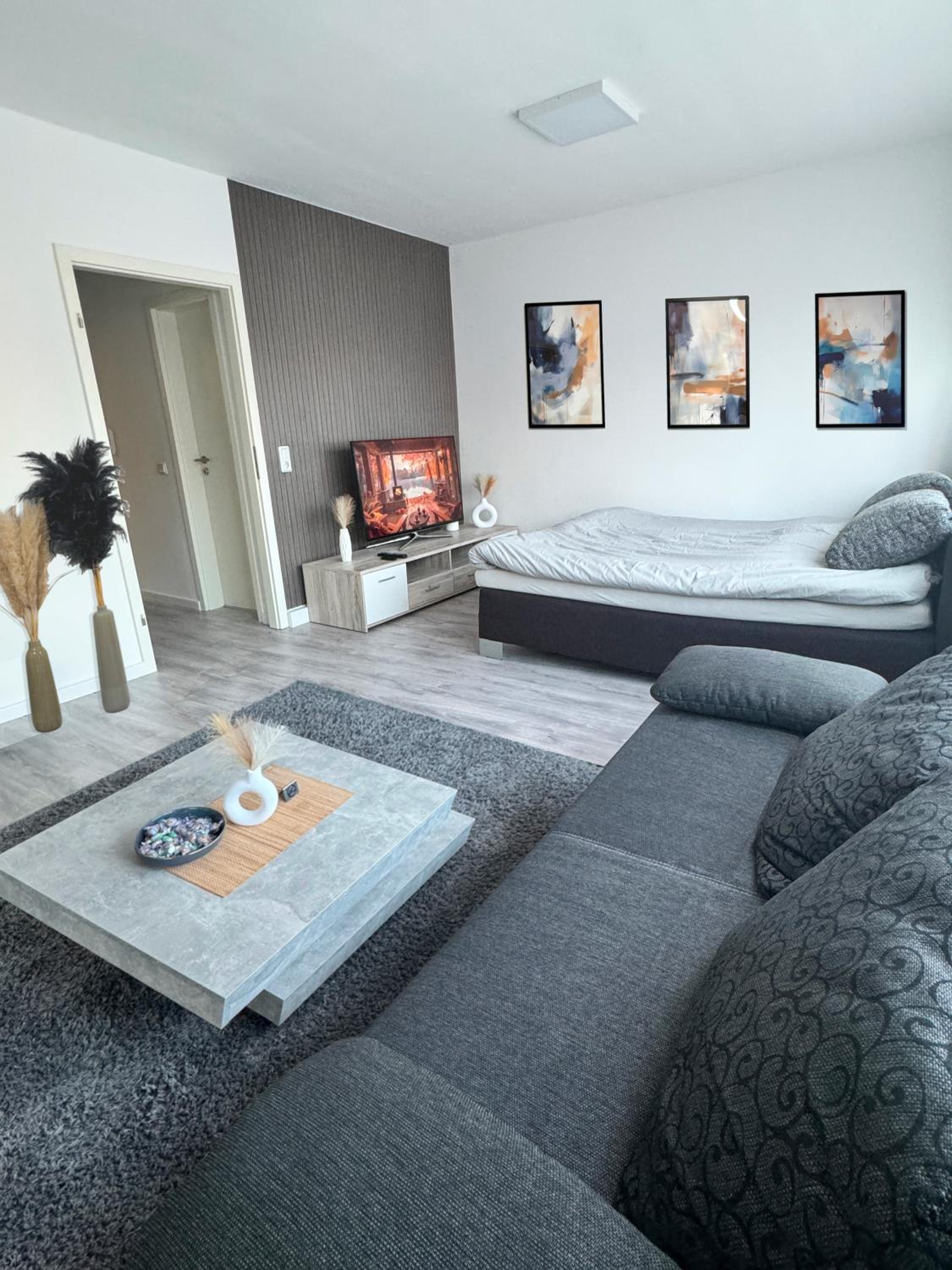 One-Bedroom Apartment photo 1