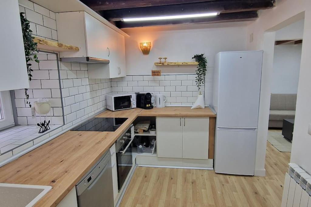 Three-Bedroom House photo 3