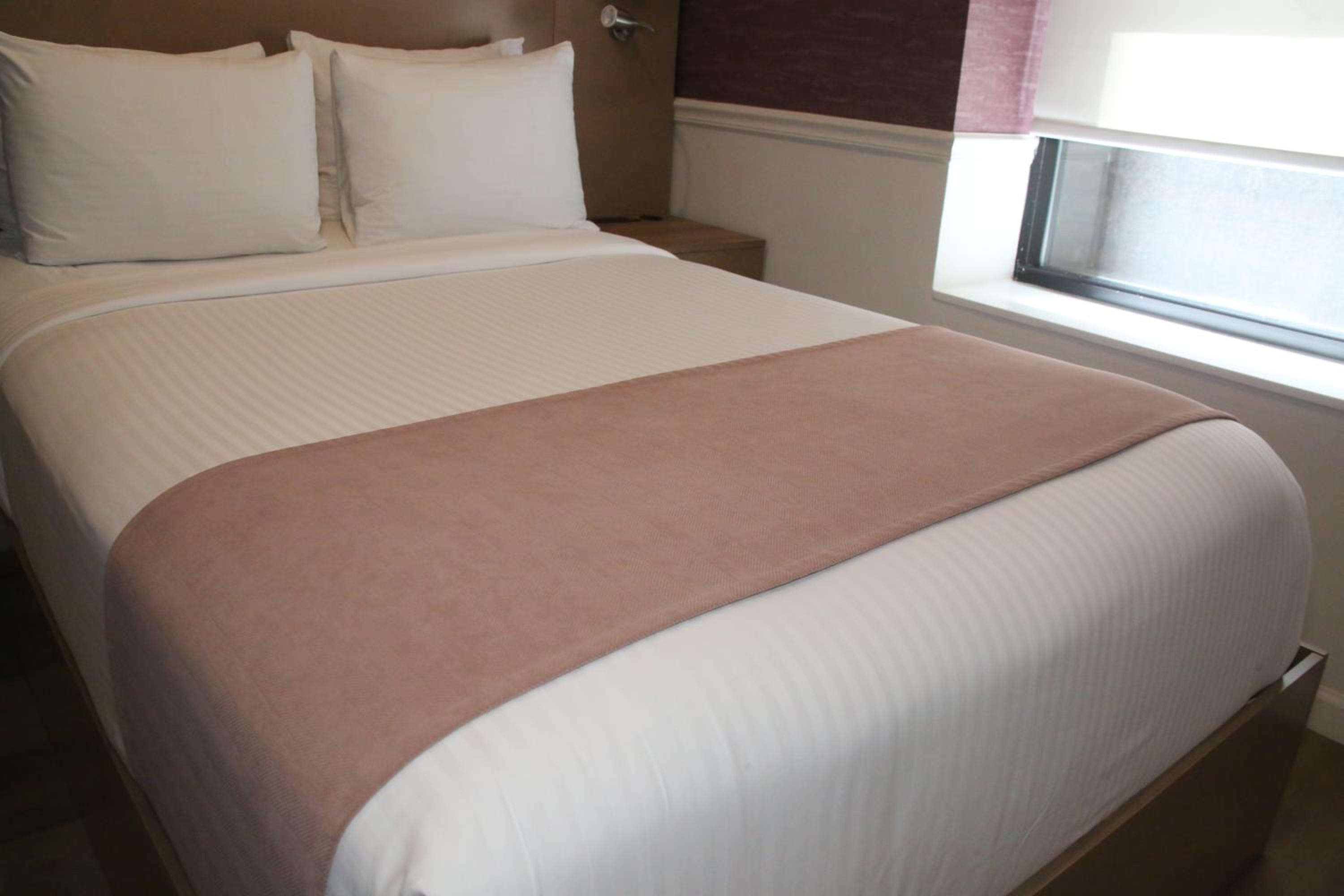 Deluxe King Room with City View
