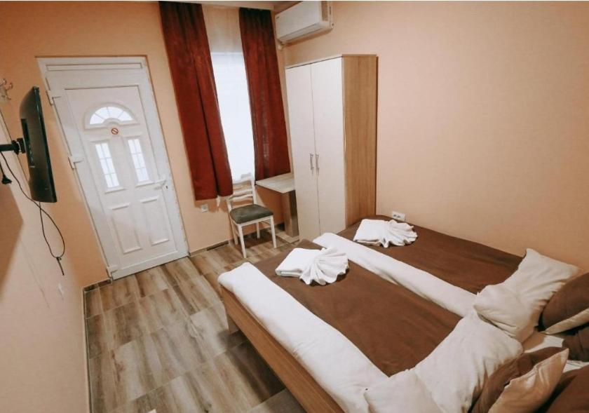 Twin Room With Private Bathroom photo 2
