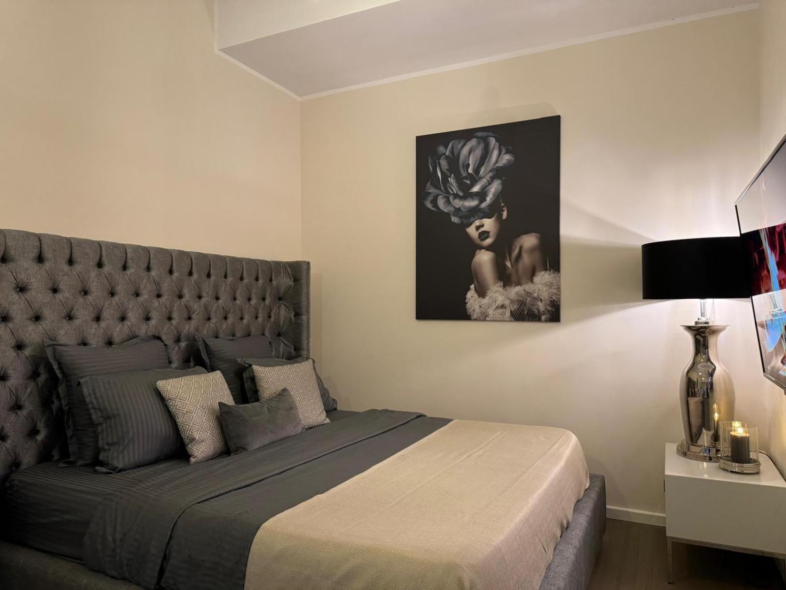One-Bedroom Apartment photo 1