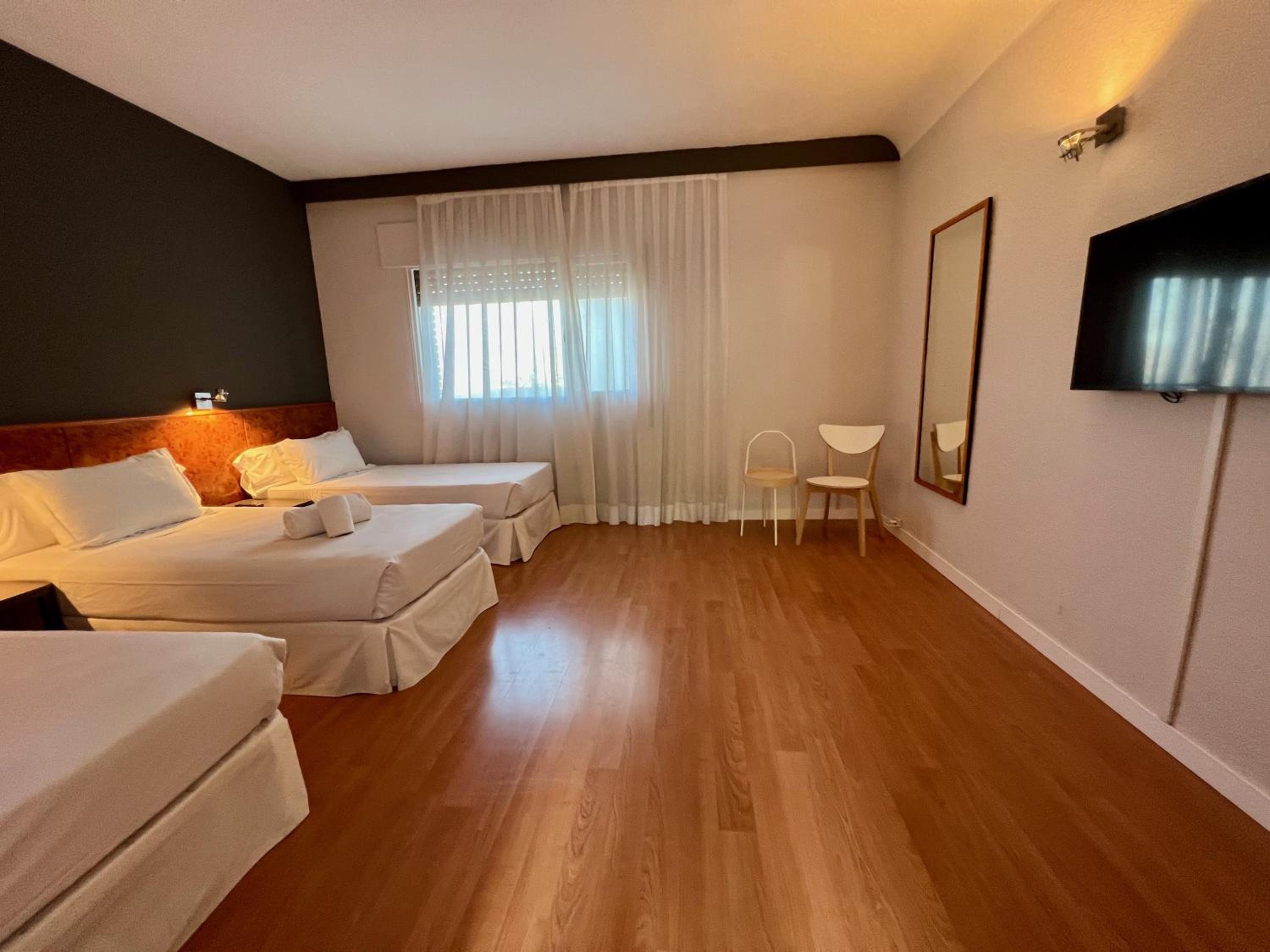 Triple Room - Single Beds photo 3