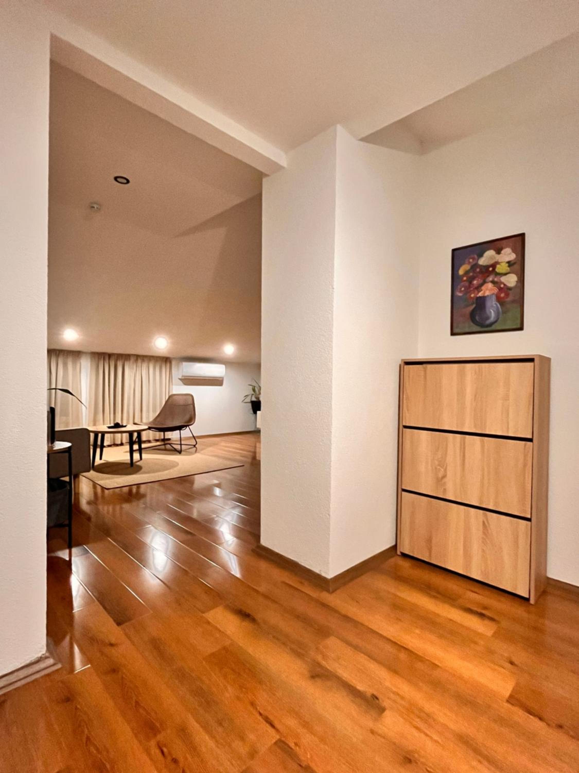 One-Bedroom Apartment photo 1
