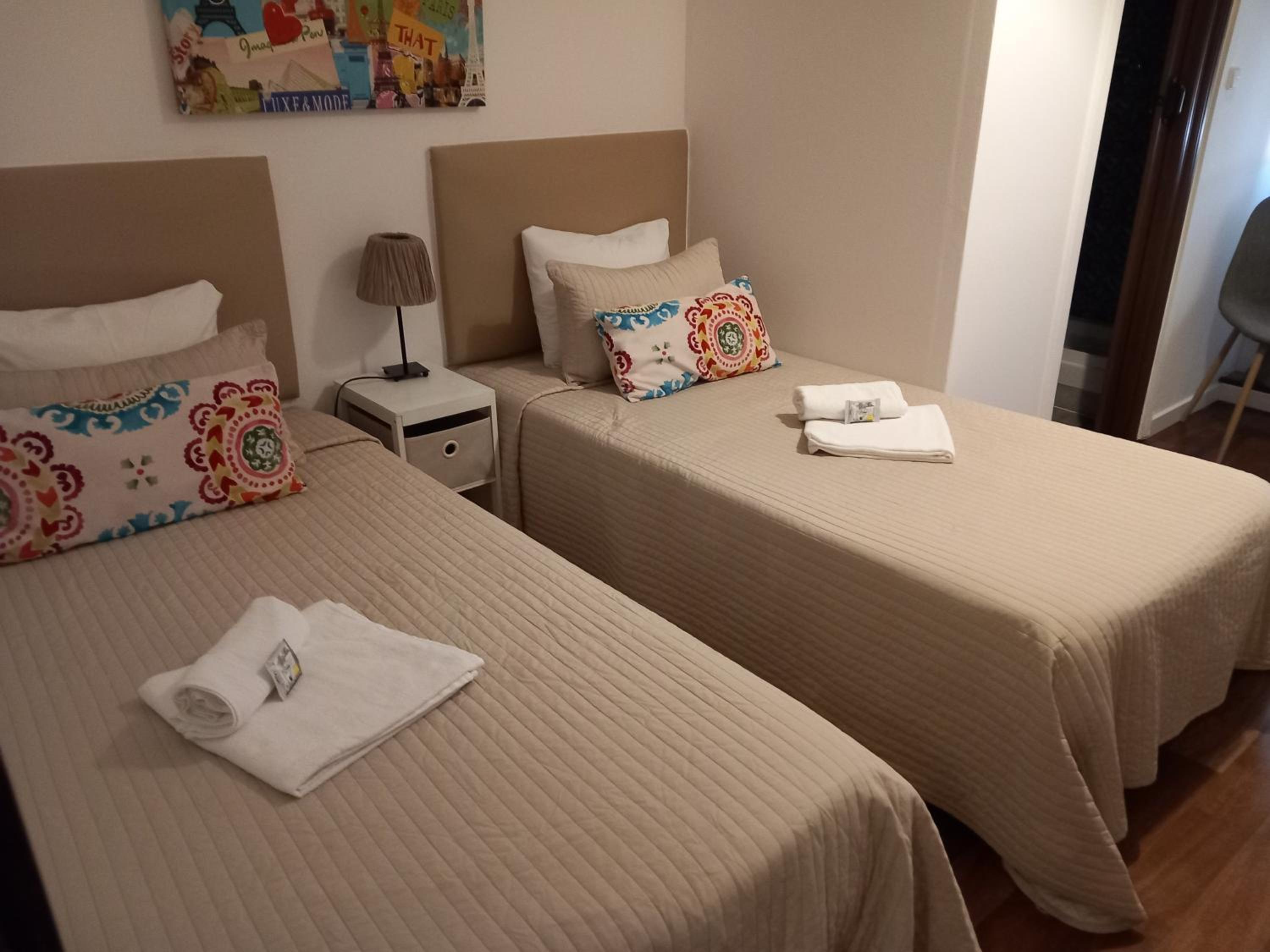 Twin Room with Private Bathroom - Photo 2