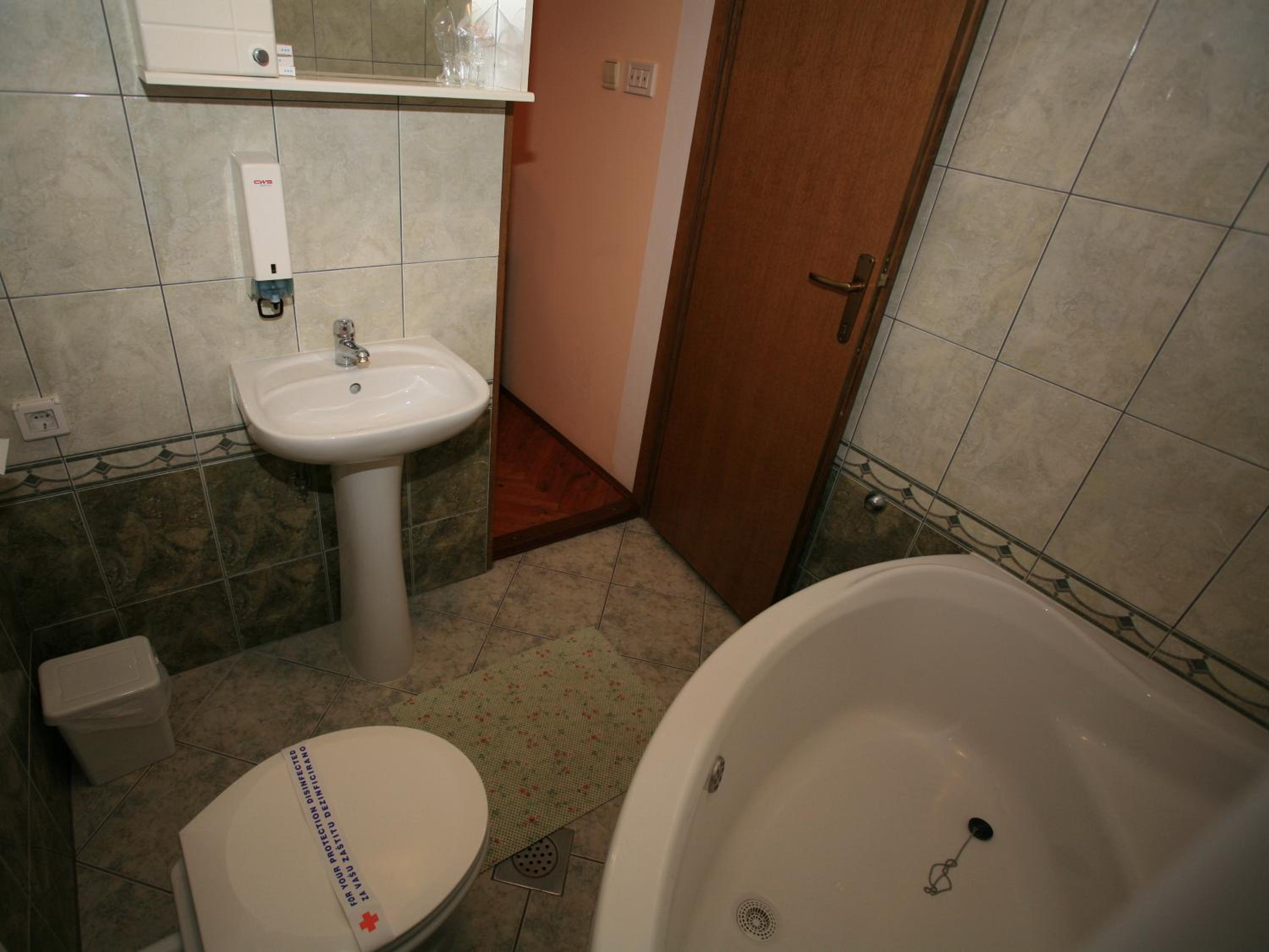 One-Bedroom Apartment with Balcony - Photo 3