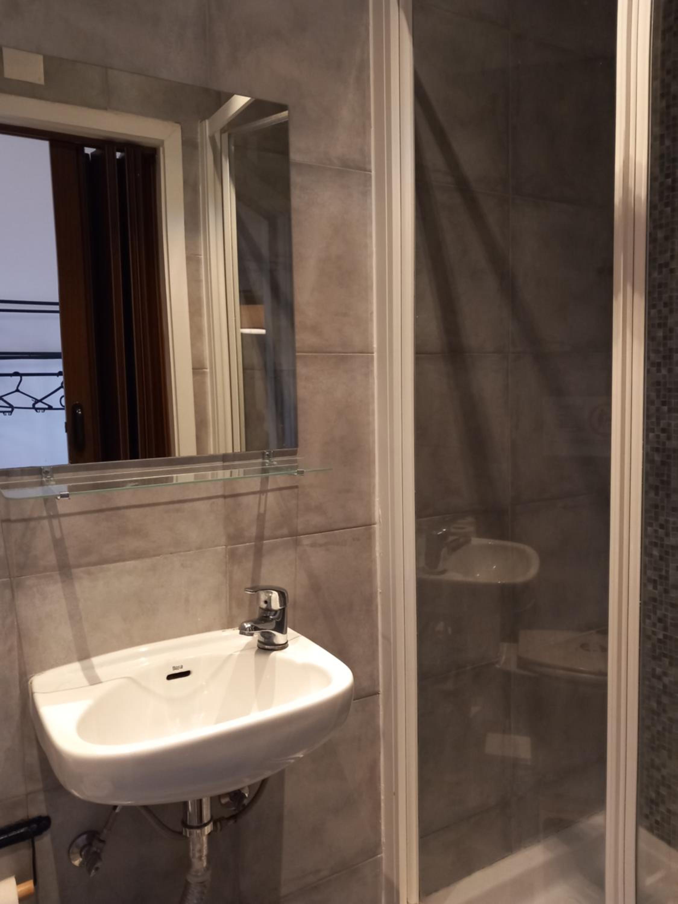 Twin Room with Private Bathroom - Photo 4