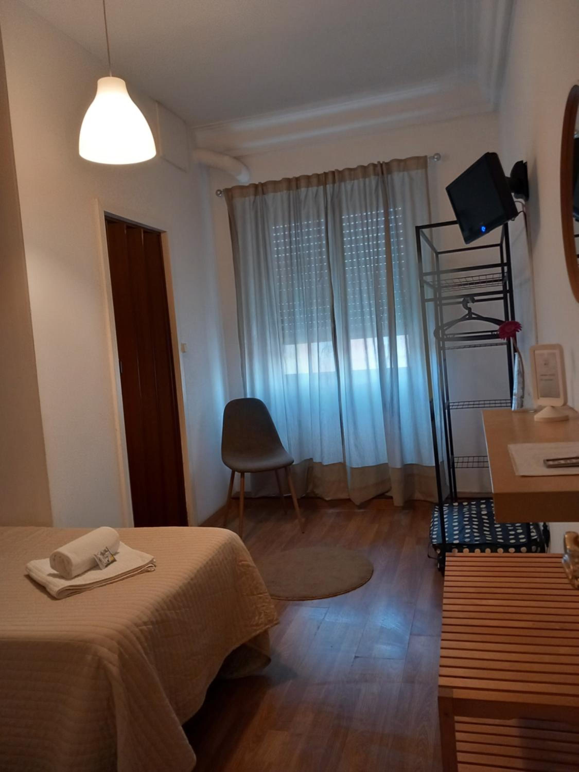 Twin Room with Private Bathroom - Photo 6