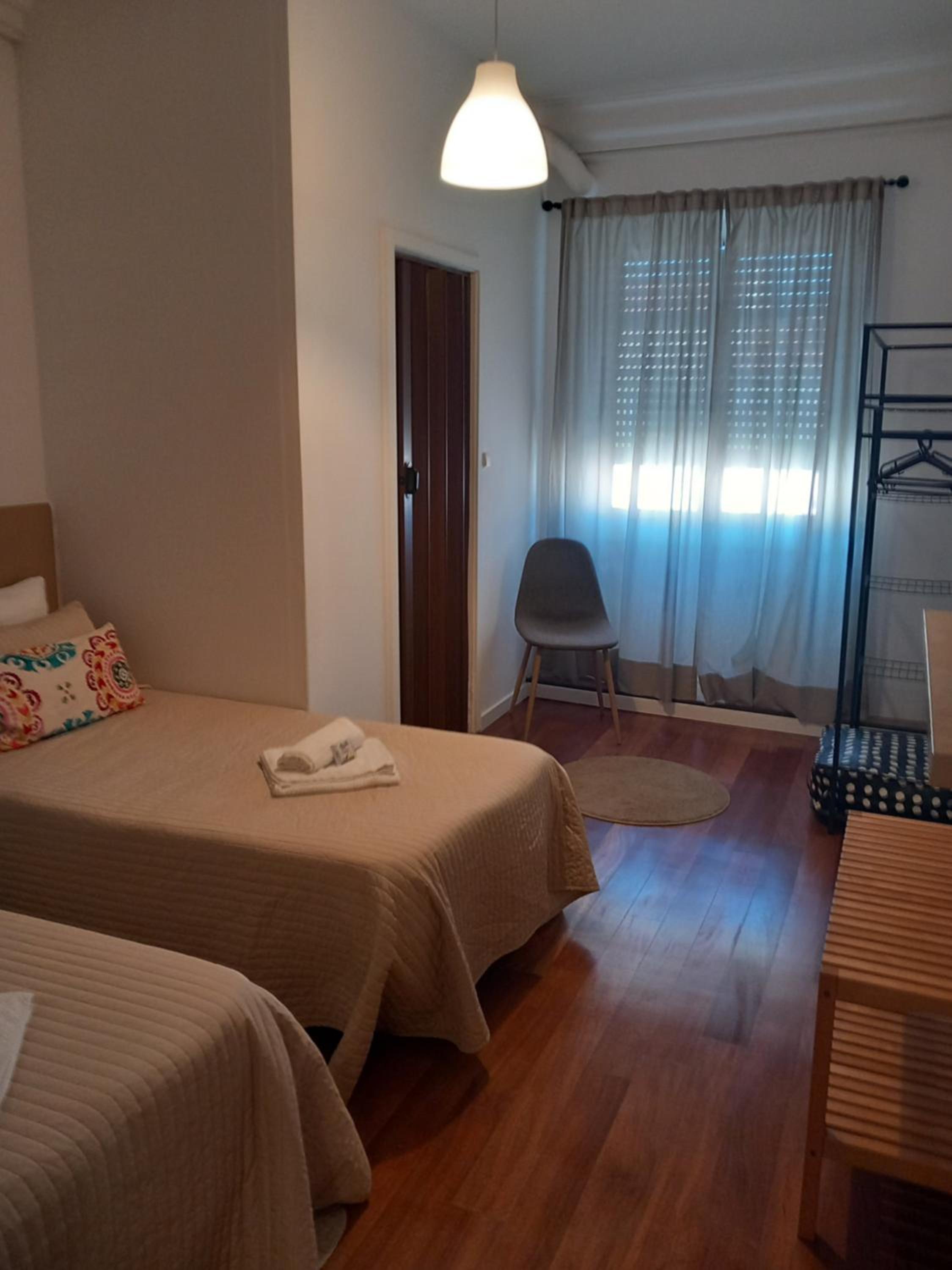 Twin Room with Private Bathroom - Photo 7