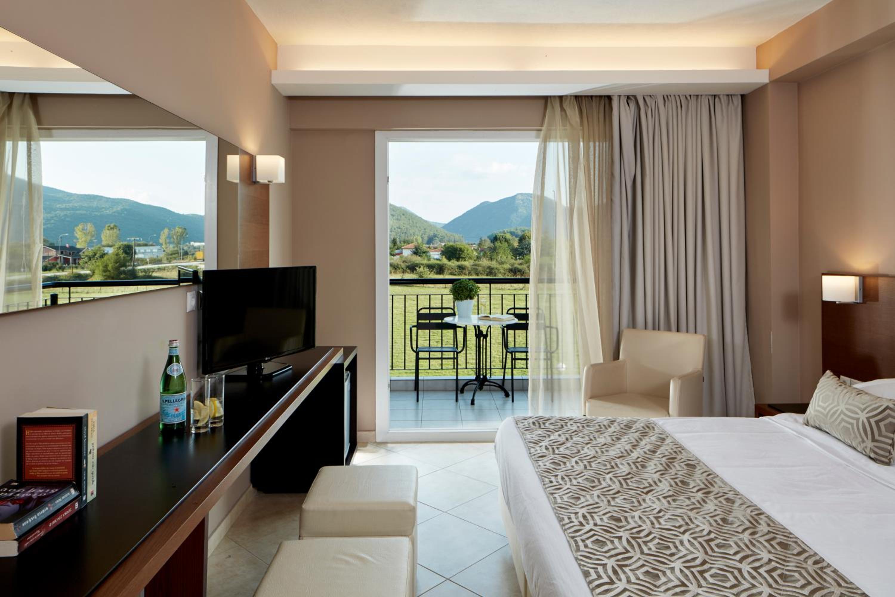 Deluxe Double Room - Photo 11