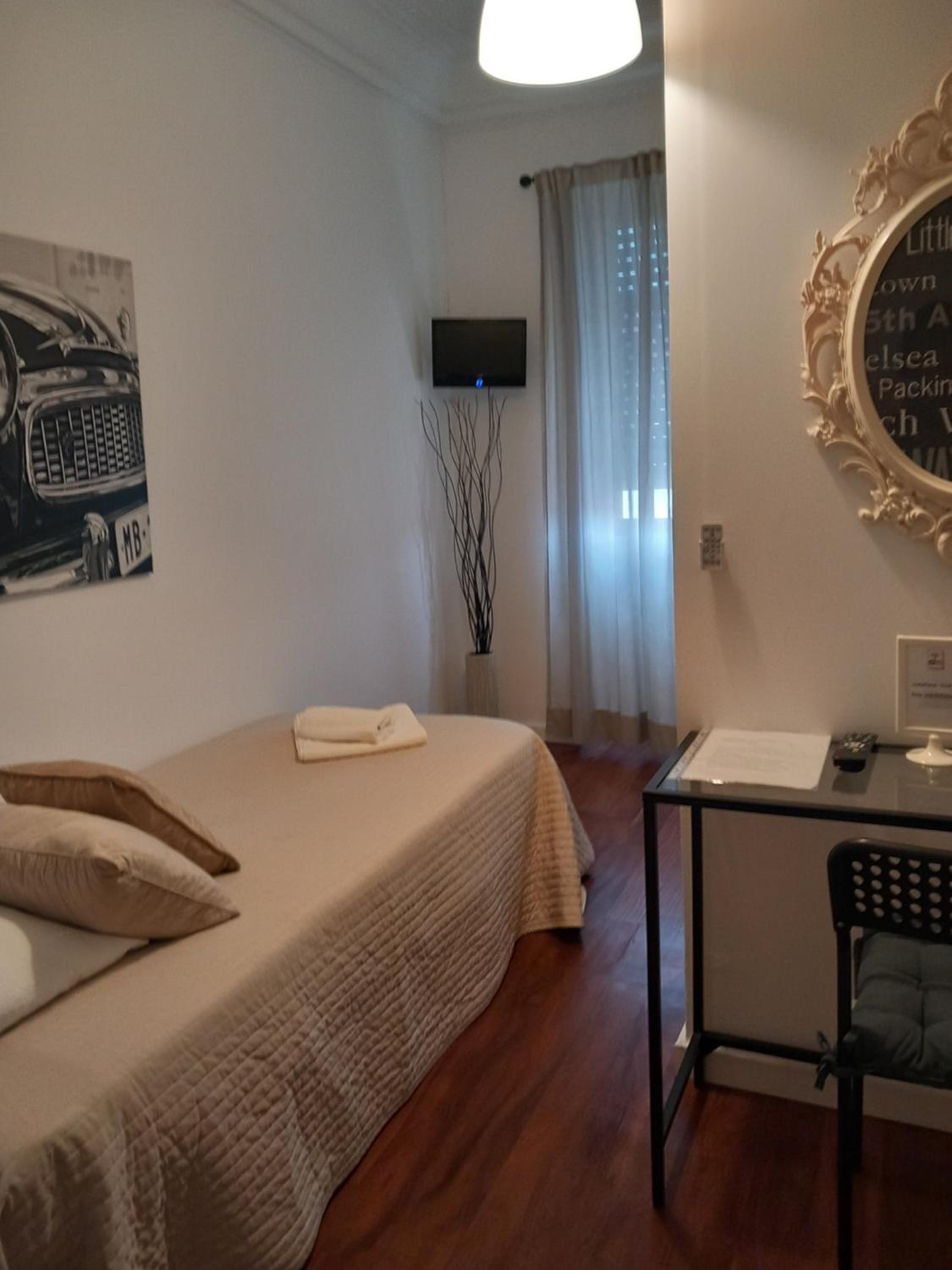 Single Room with Private Bathroom photo 2
