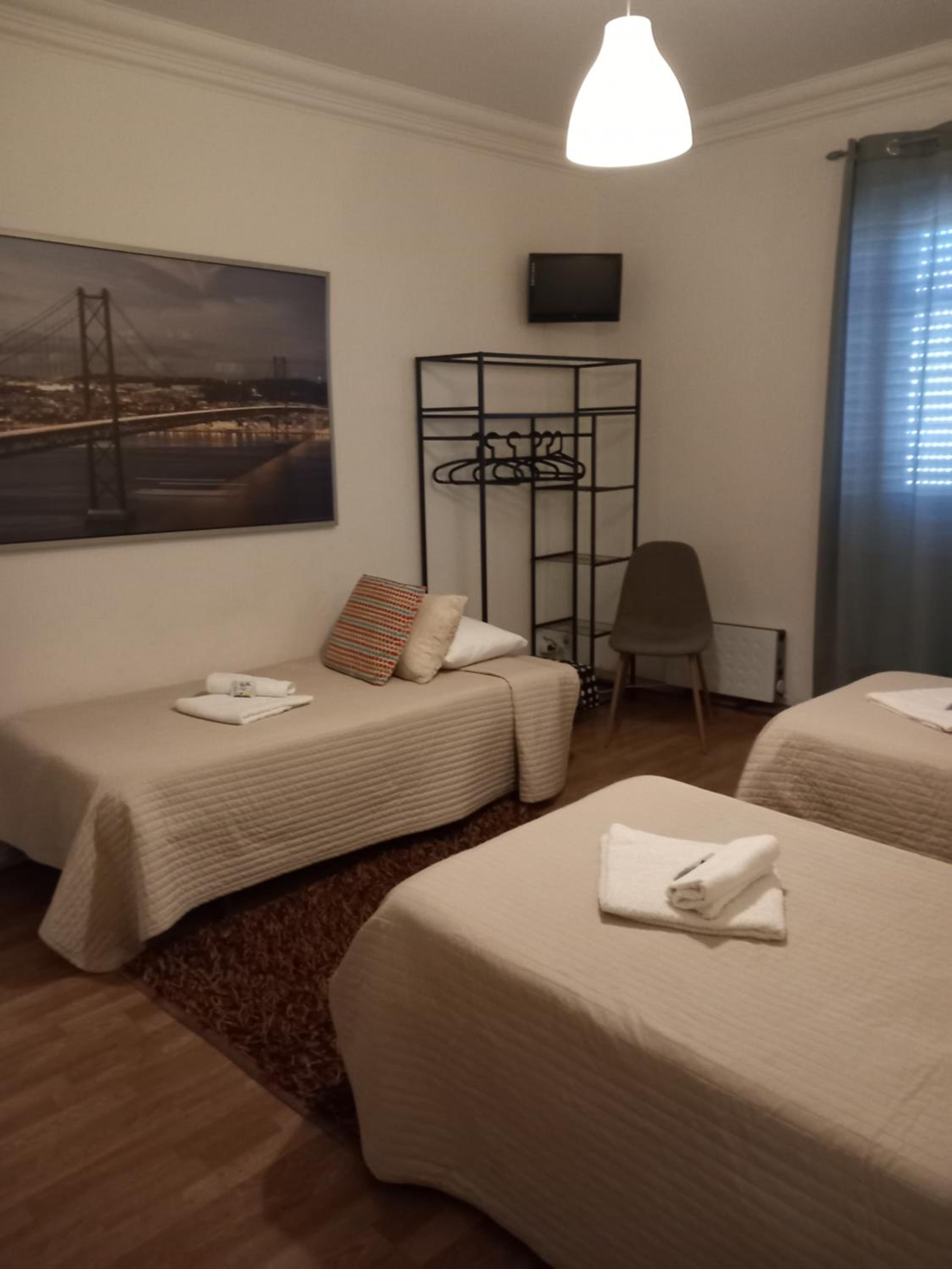 Triple Room with Private Bathroom - Photo 5