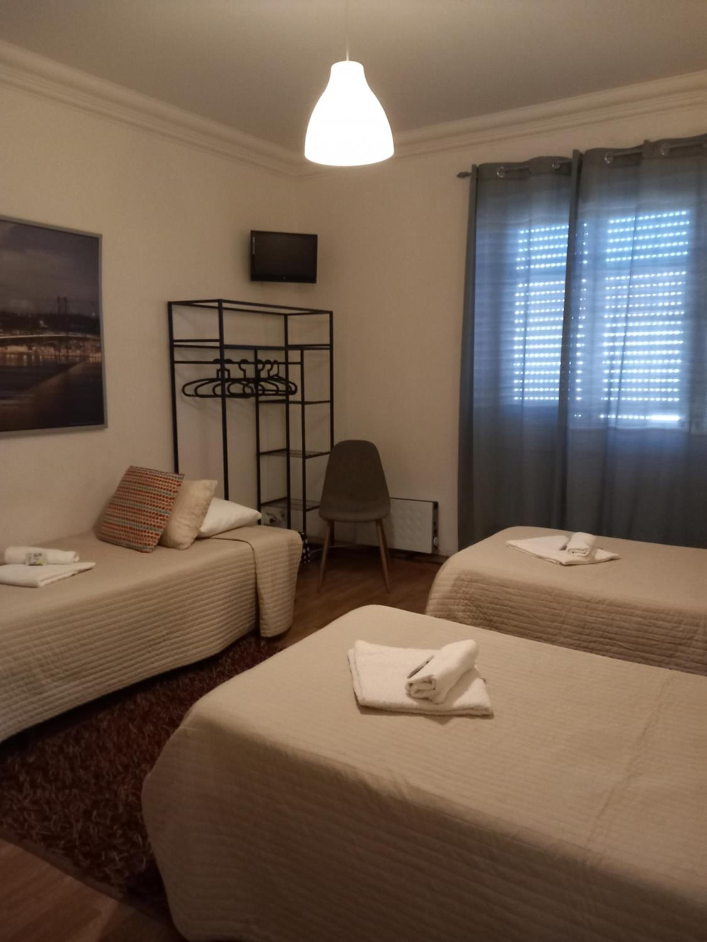 Triple Room with Private Bathroom - Photo 2
