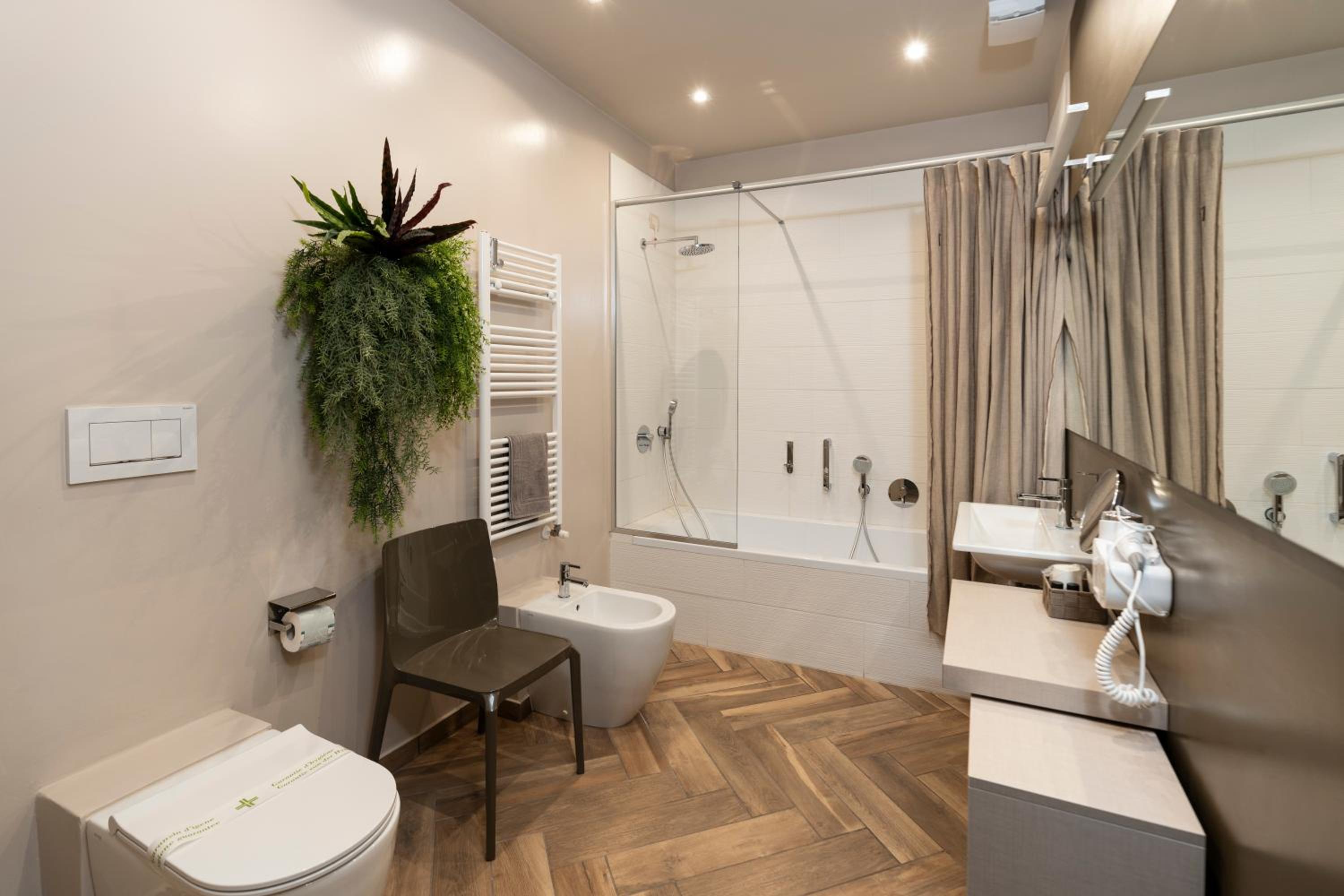 Suite with Balcony and Lake View photo 2