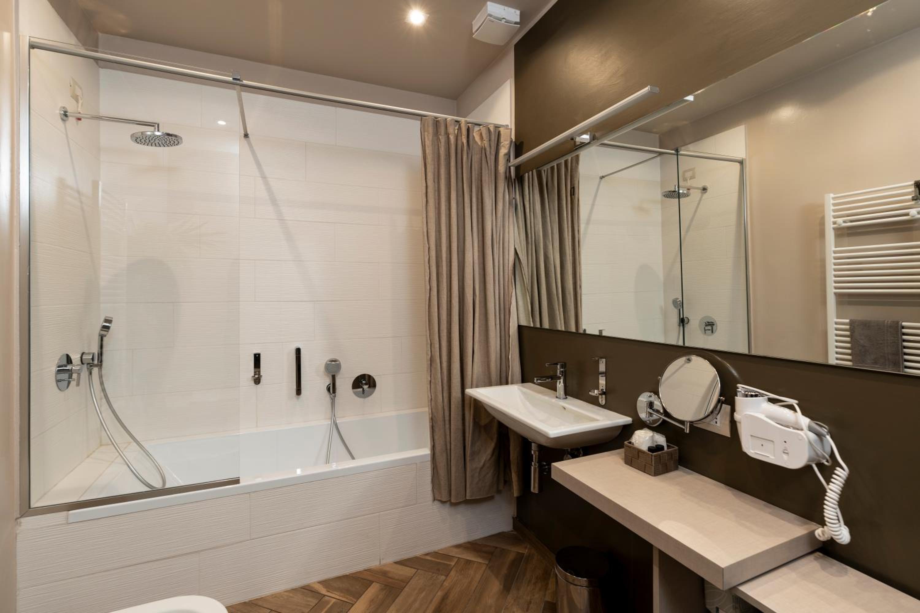 Suite with Balcony and Lake View photo 3