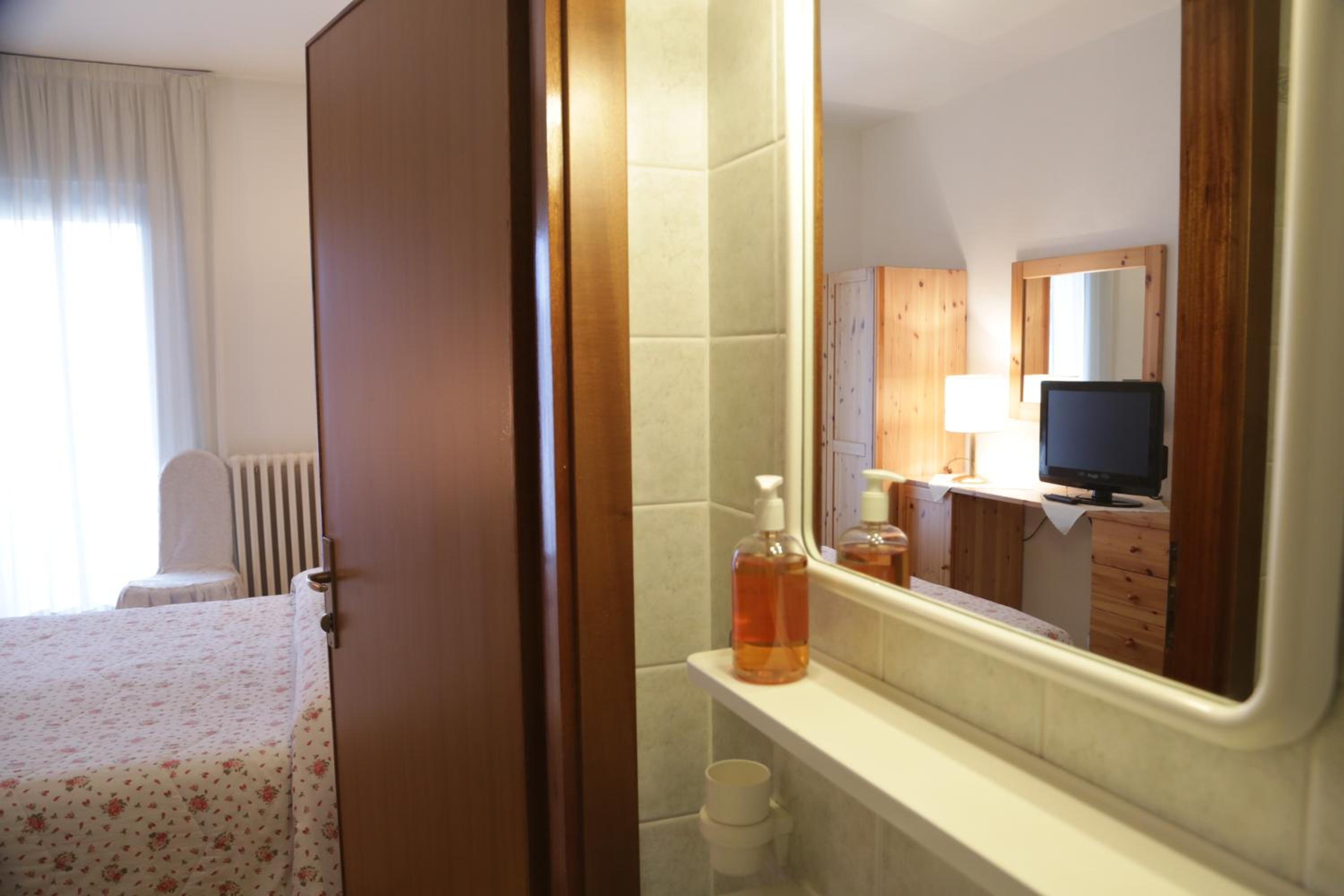 Standard Double or Twin Room - Photo 14