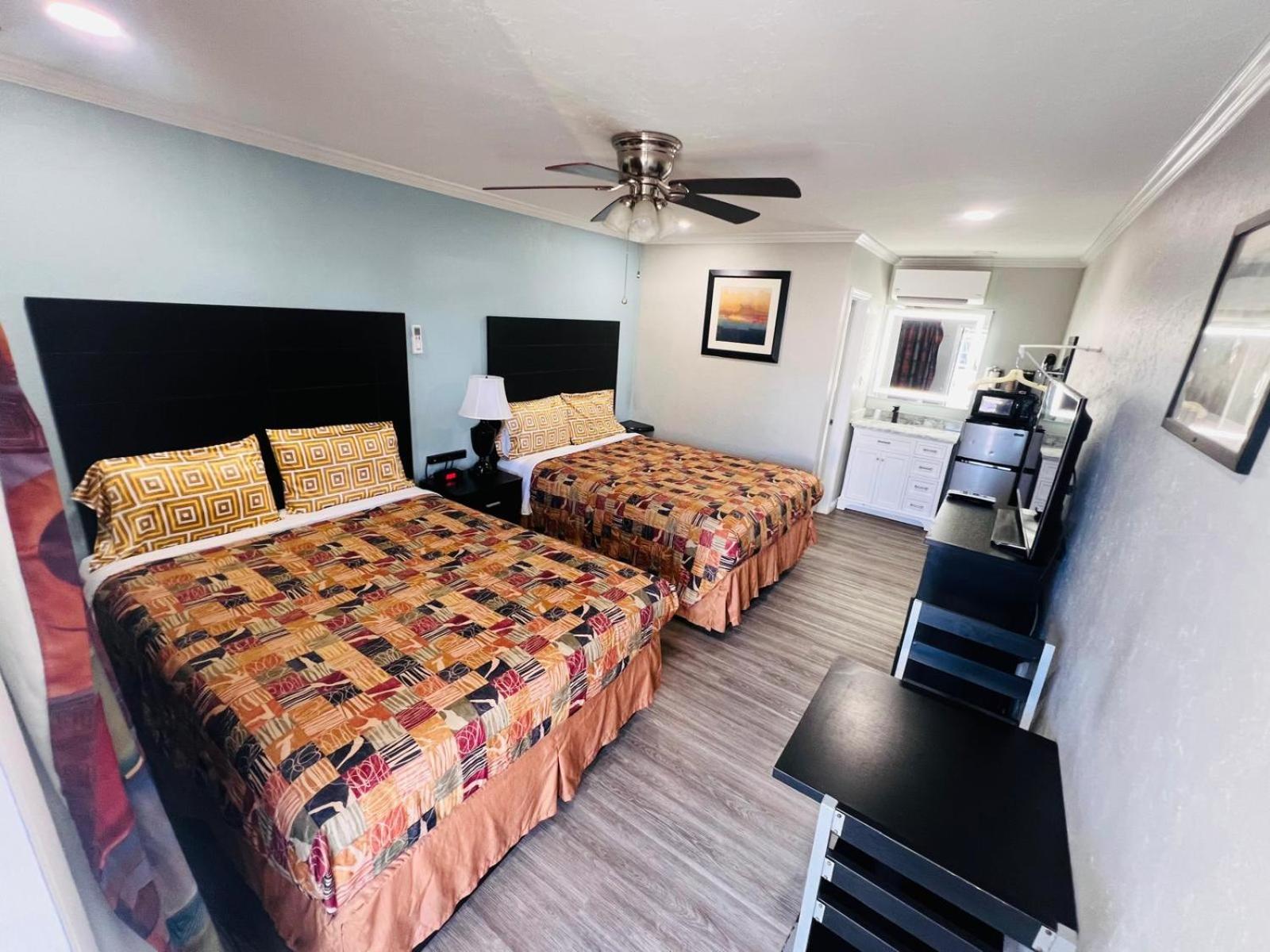 Standard Room With Two Queen Beds - Non-Smoking photo 1