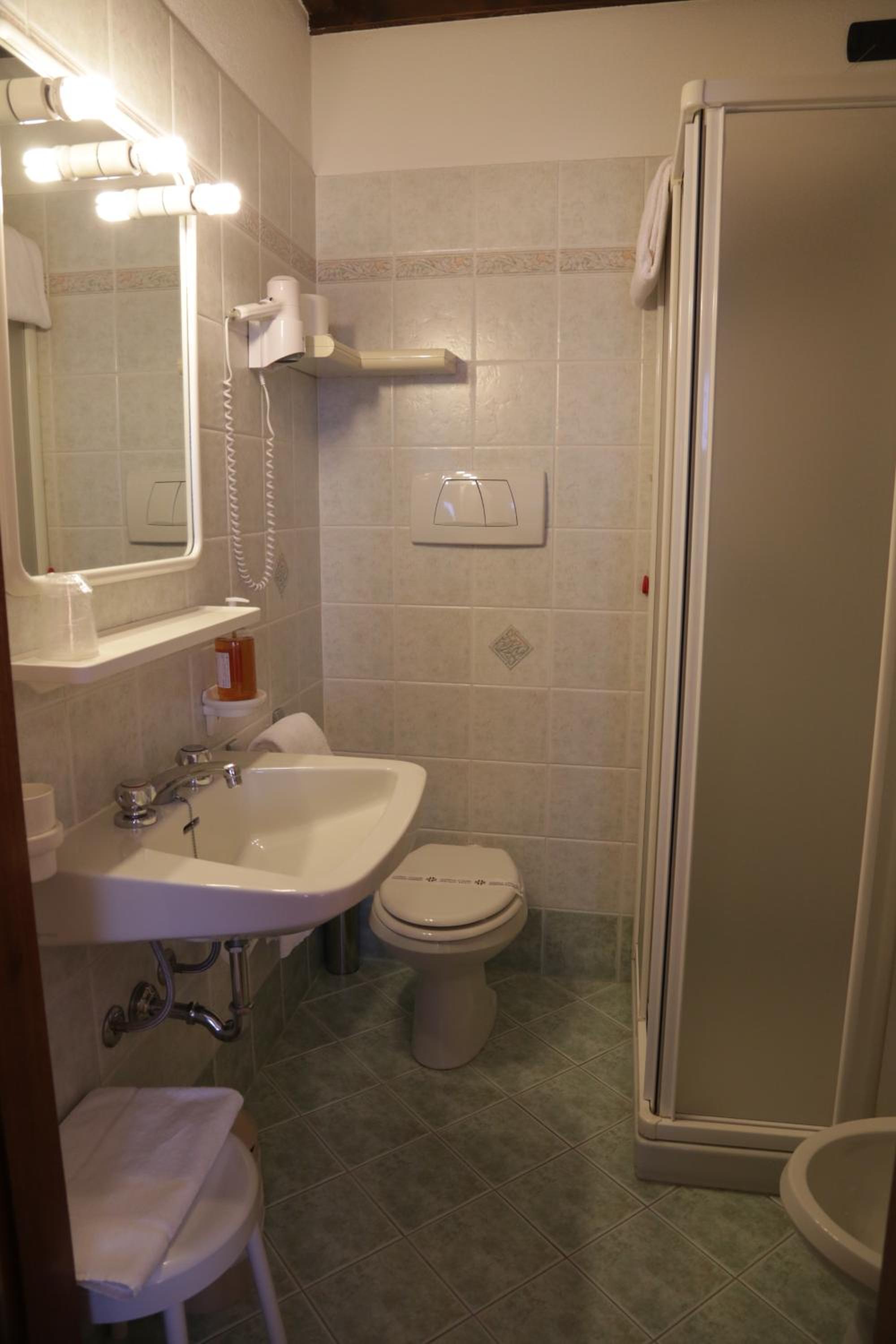 Standard Double or Twin Room - Photo 13