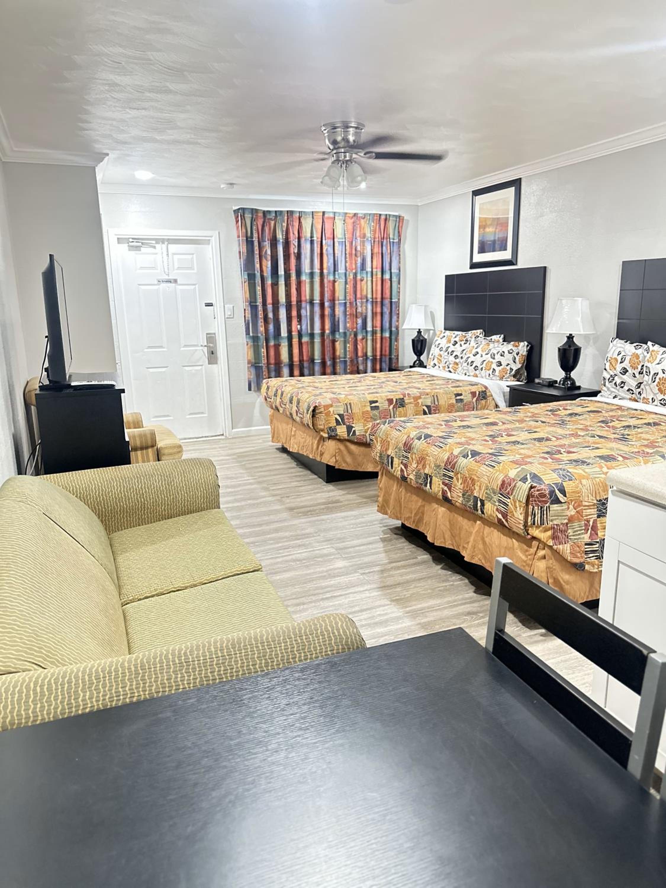 Deluxe Queen Room with Two Queen Beds - Non-Smoking photo 3