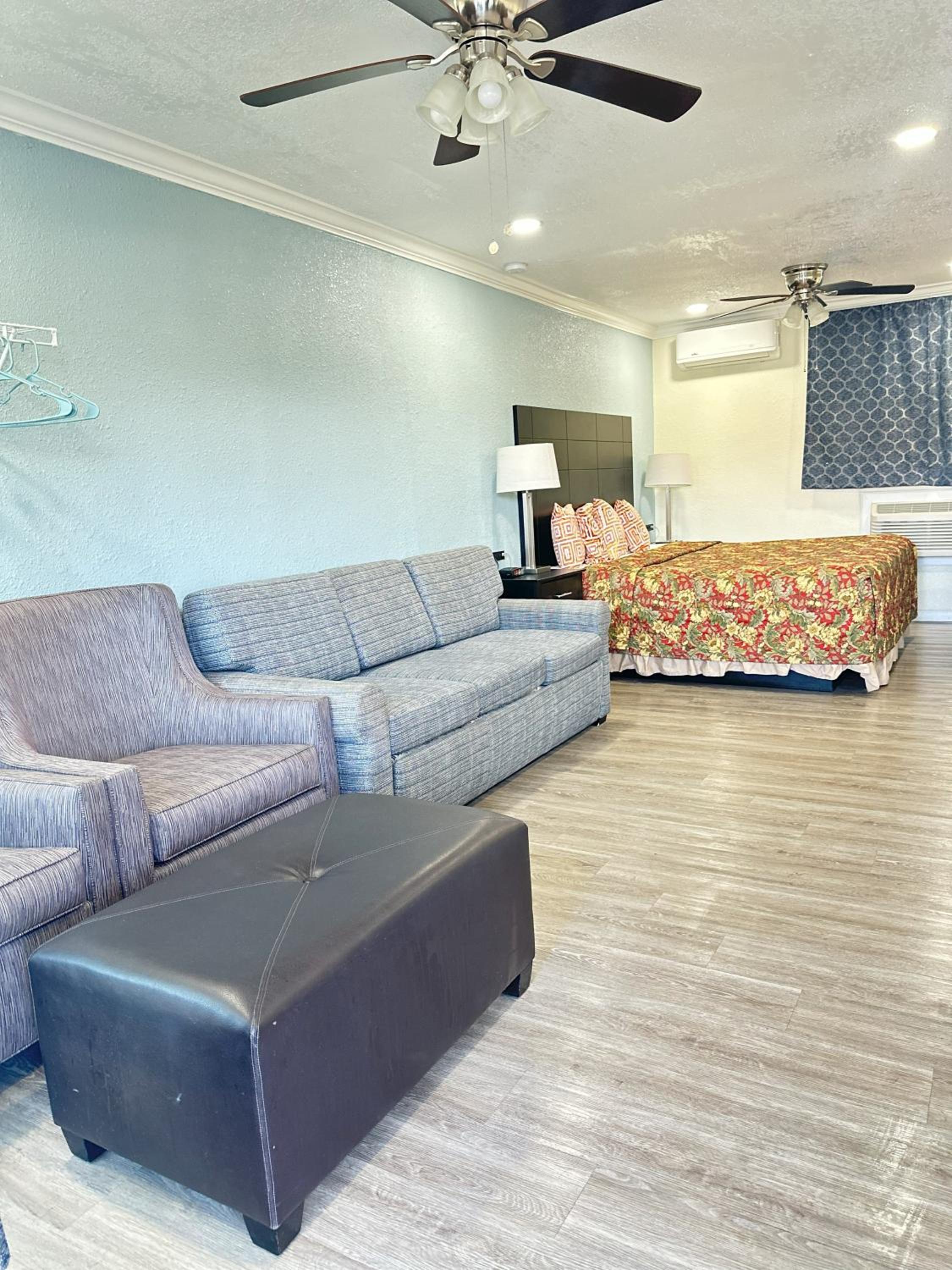 Queen Room photo 1
