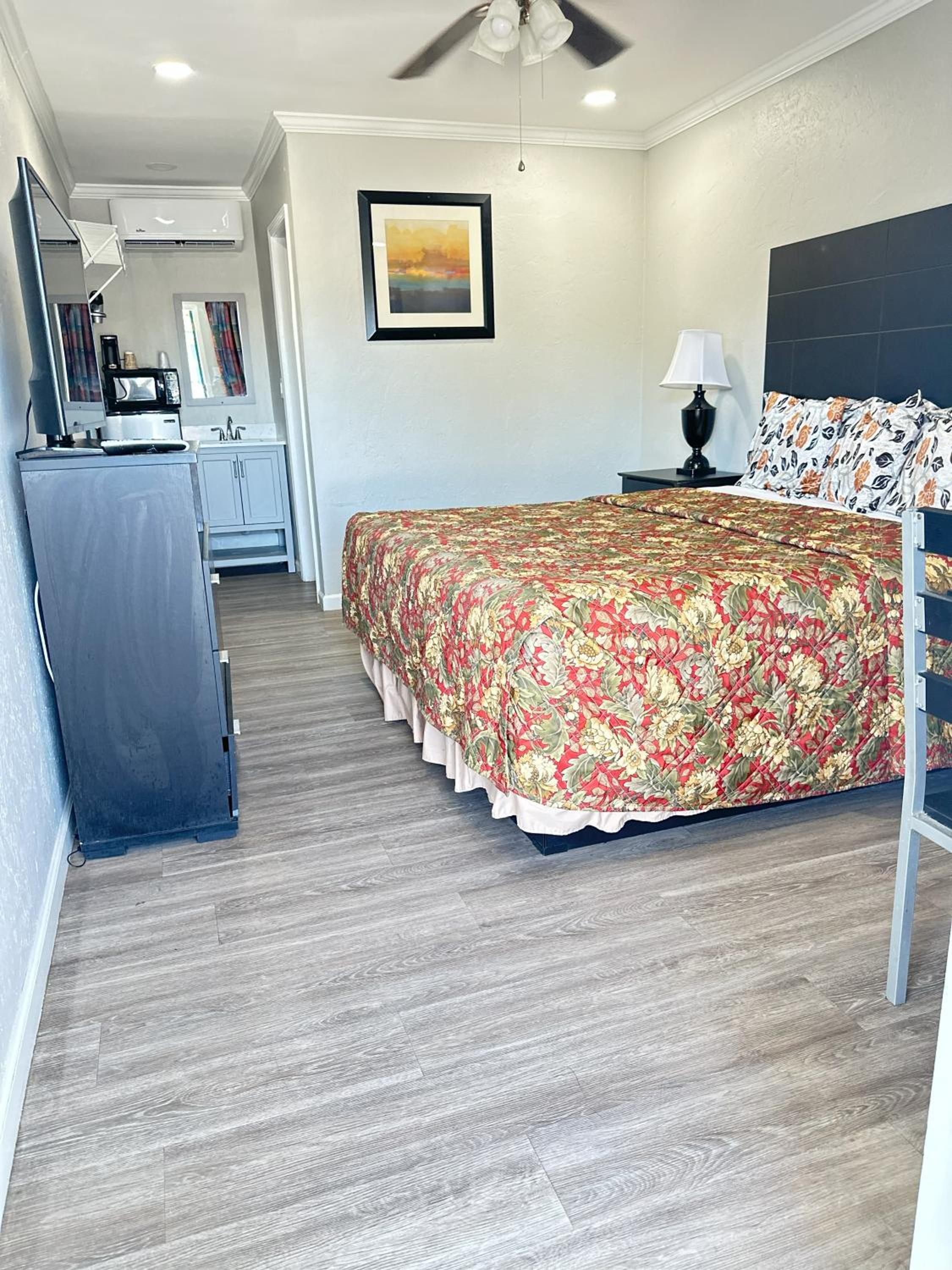 Standard Room with One King Bed -  Non-Smoking photo 1