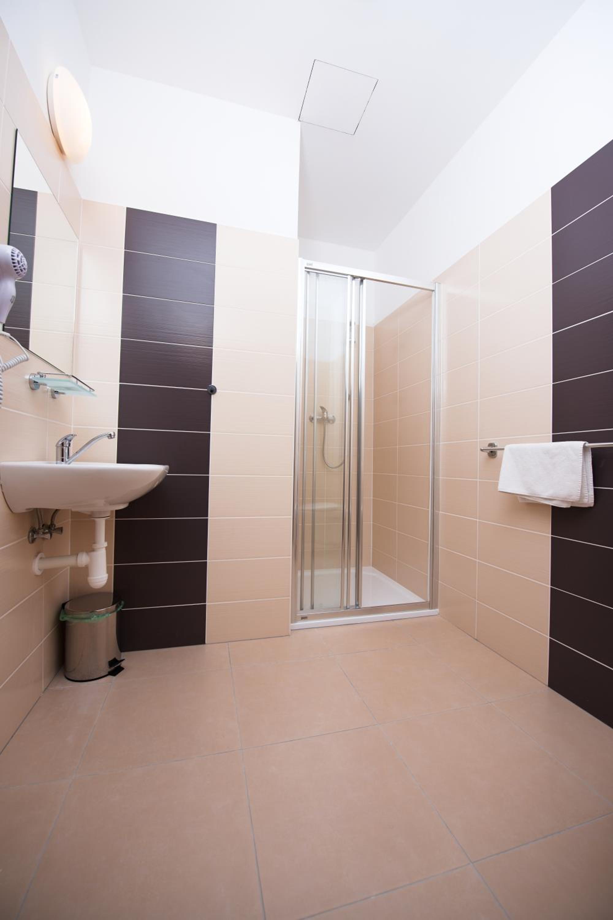 Standard Twin Room - Photo 5