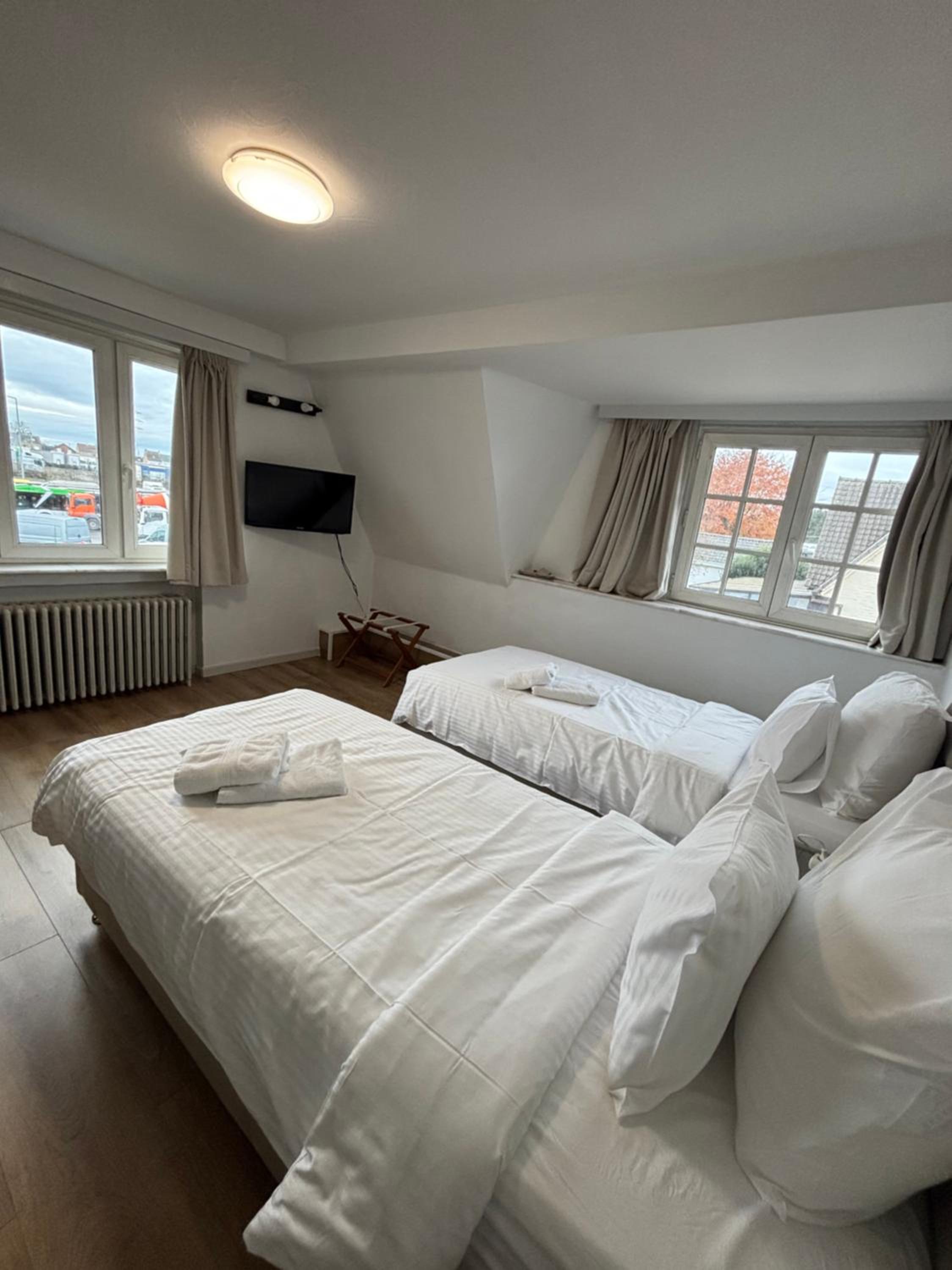 Standard Twin Room - Photo 2