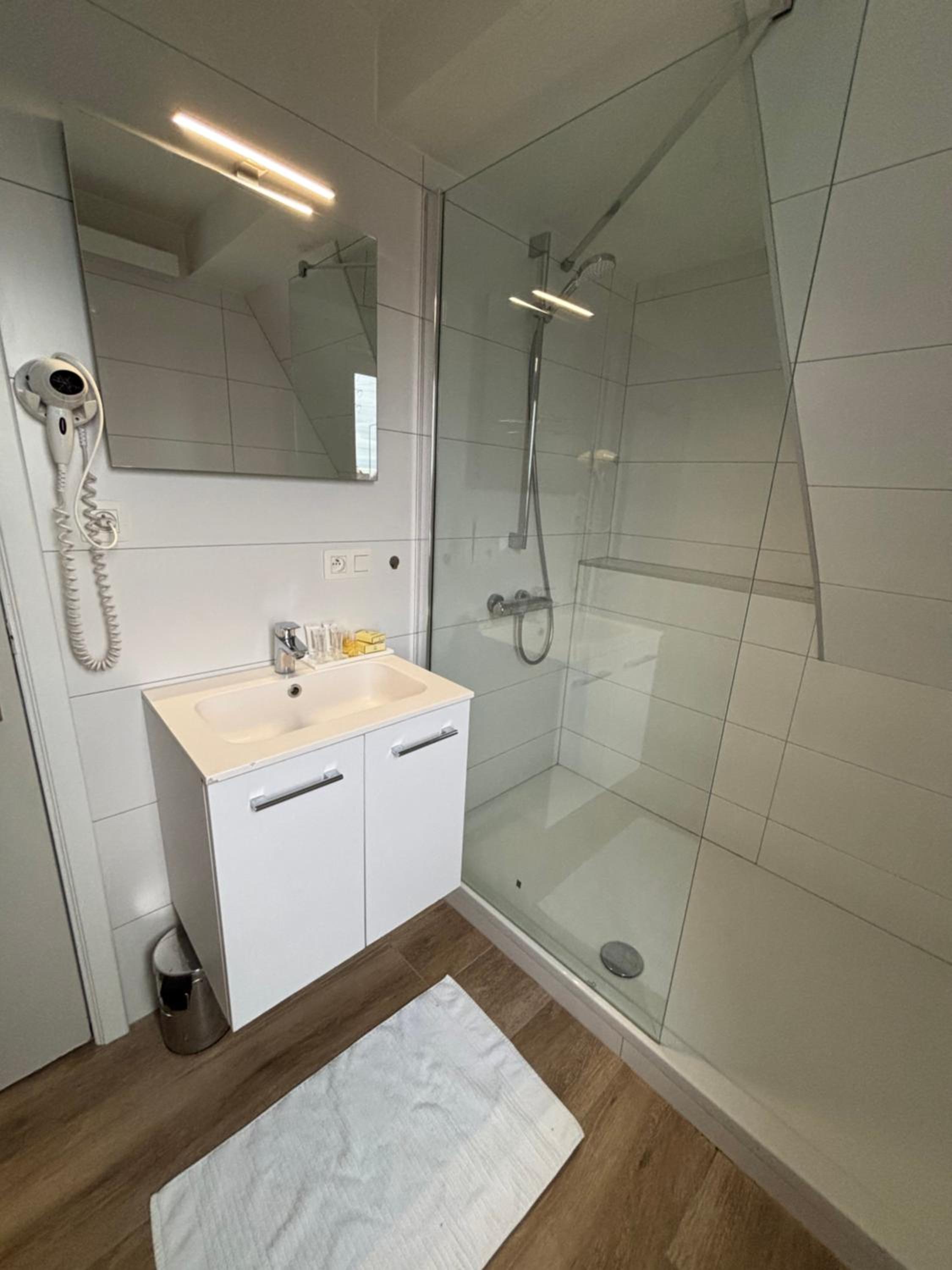 Standard Twin Room - Photo 3