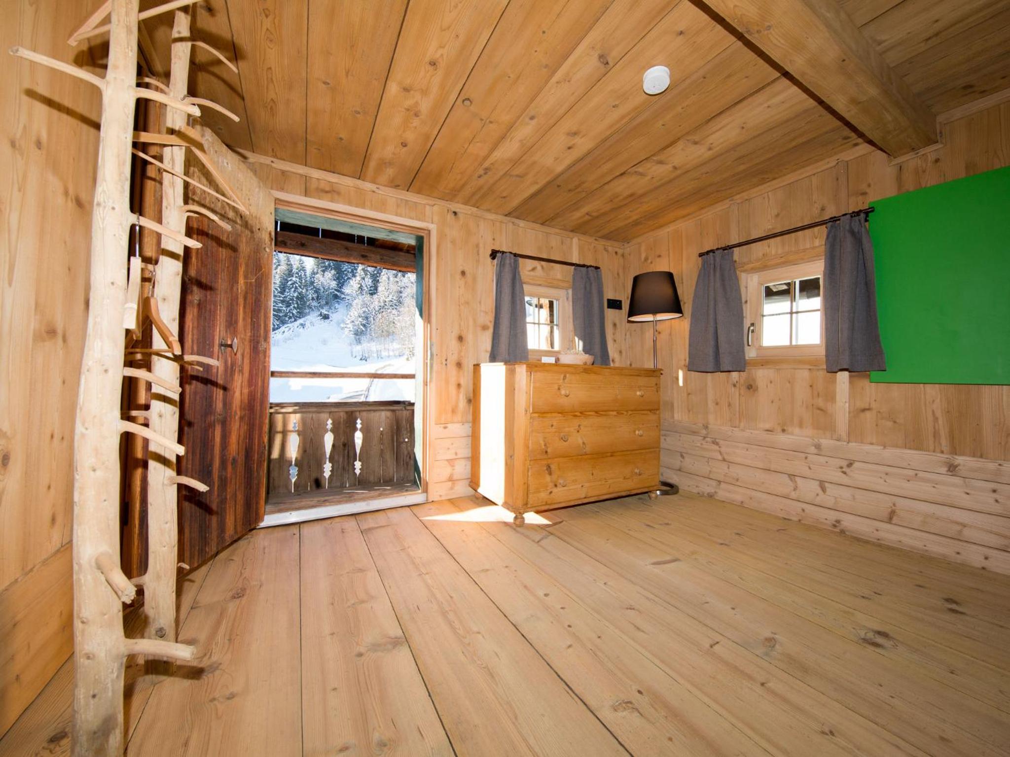 Traditional Three-Bedroom Apartment - Split Level photo 2