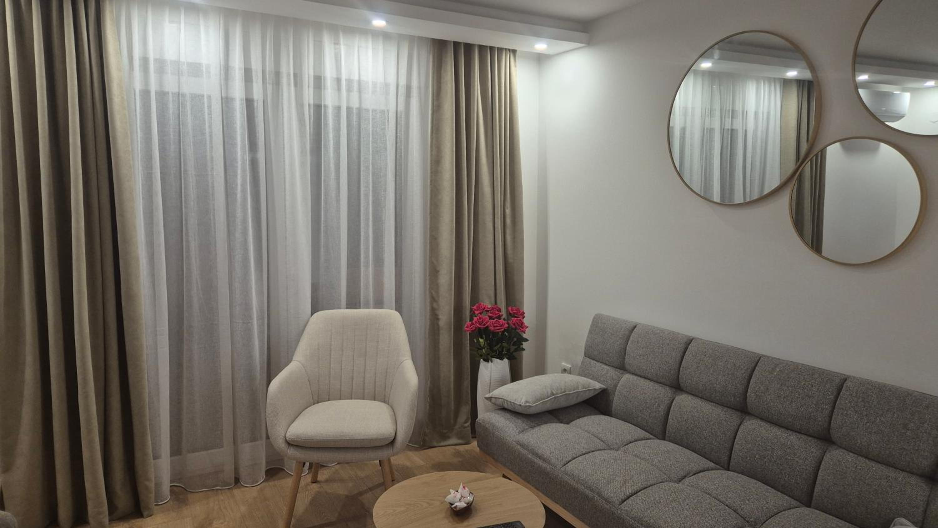 One-Bedroom Apartment photo 1