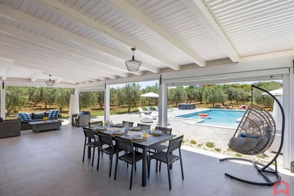 Three-Bedroom Villa photo 3
