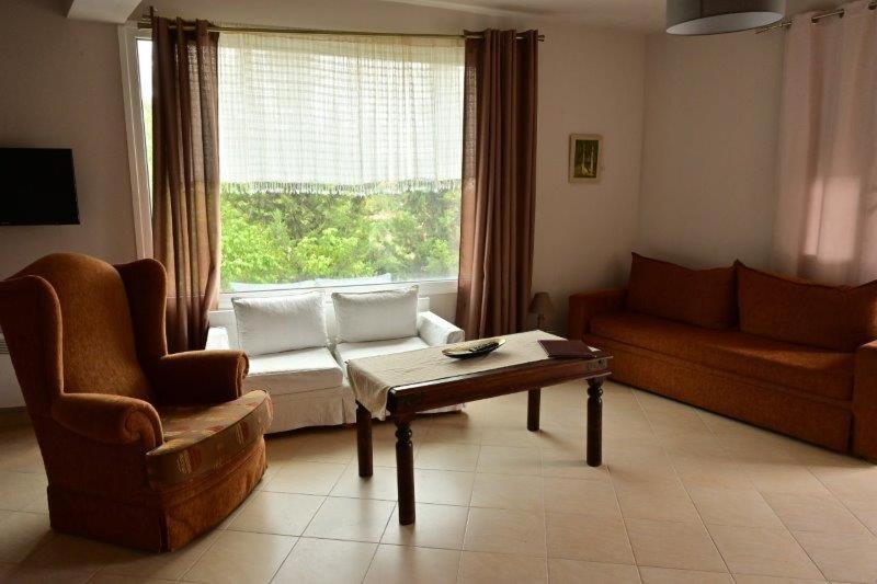 Two-Bedroom Apartment - Photo 2