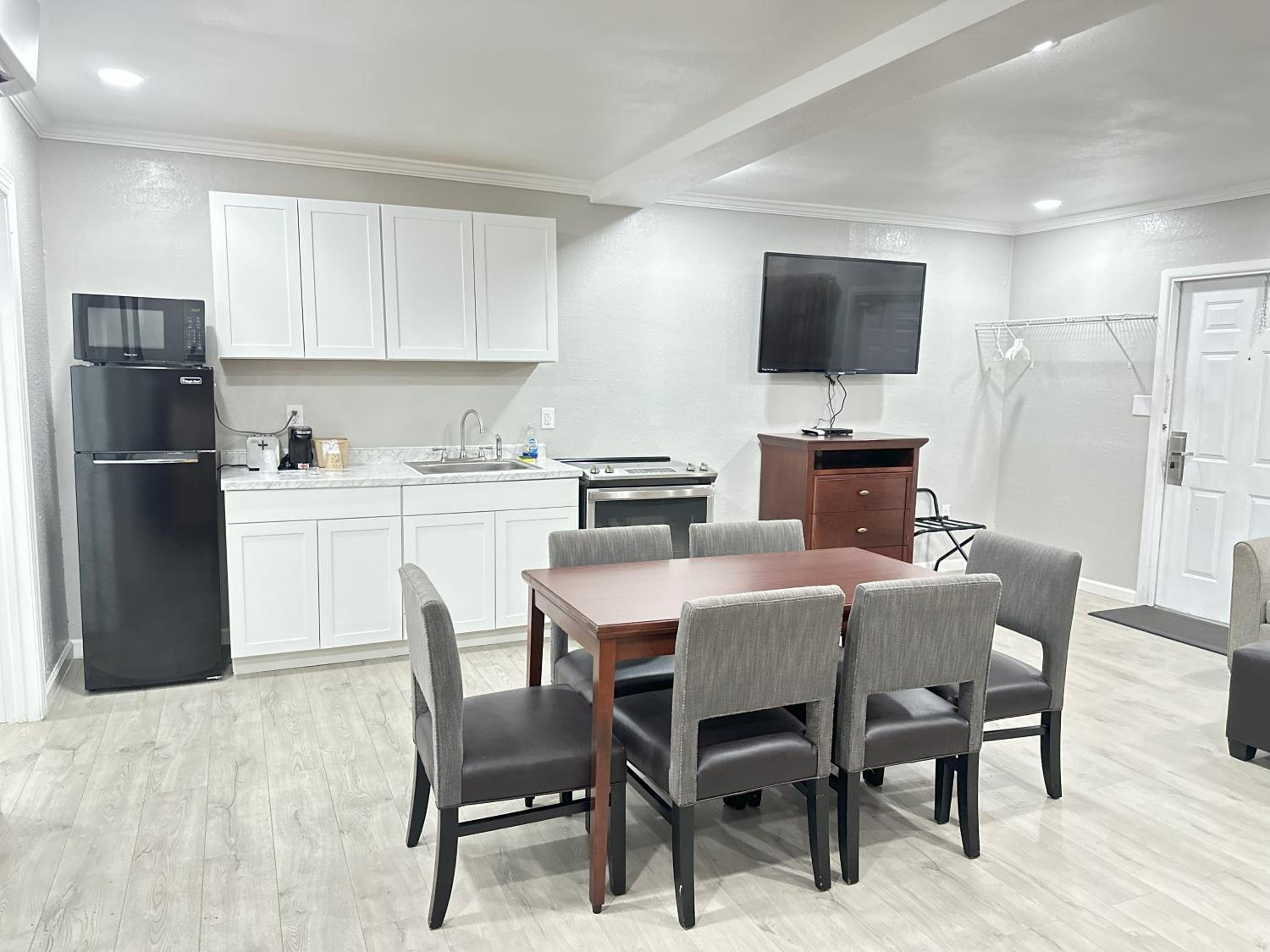 Two Bedroom Apartment - Non-Smoking photo 3