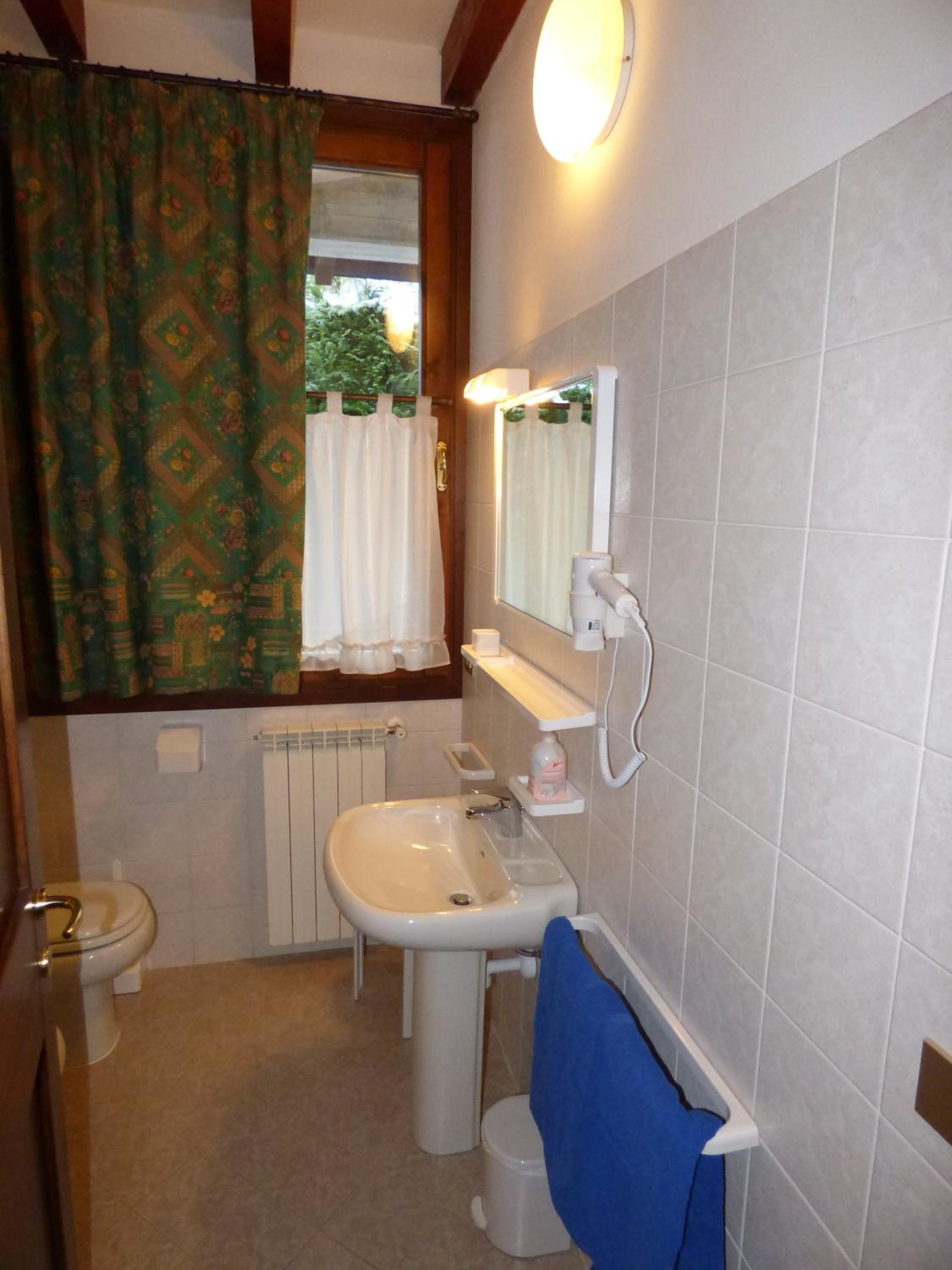 Family Room (4 Adults + 2 Children) - Split Level photo 2