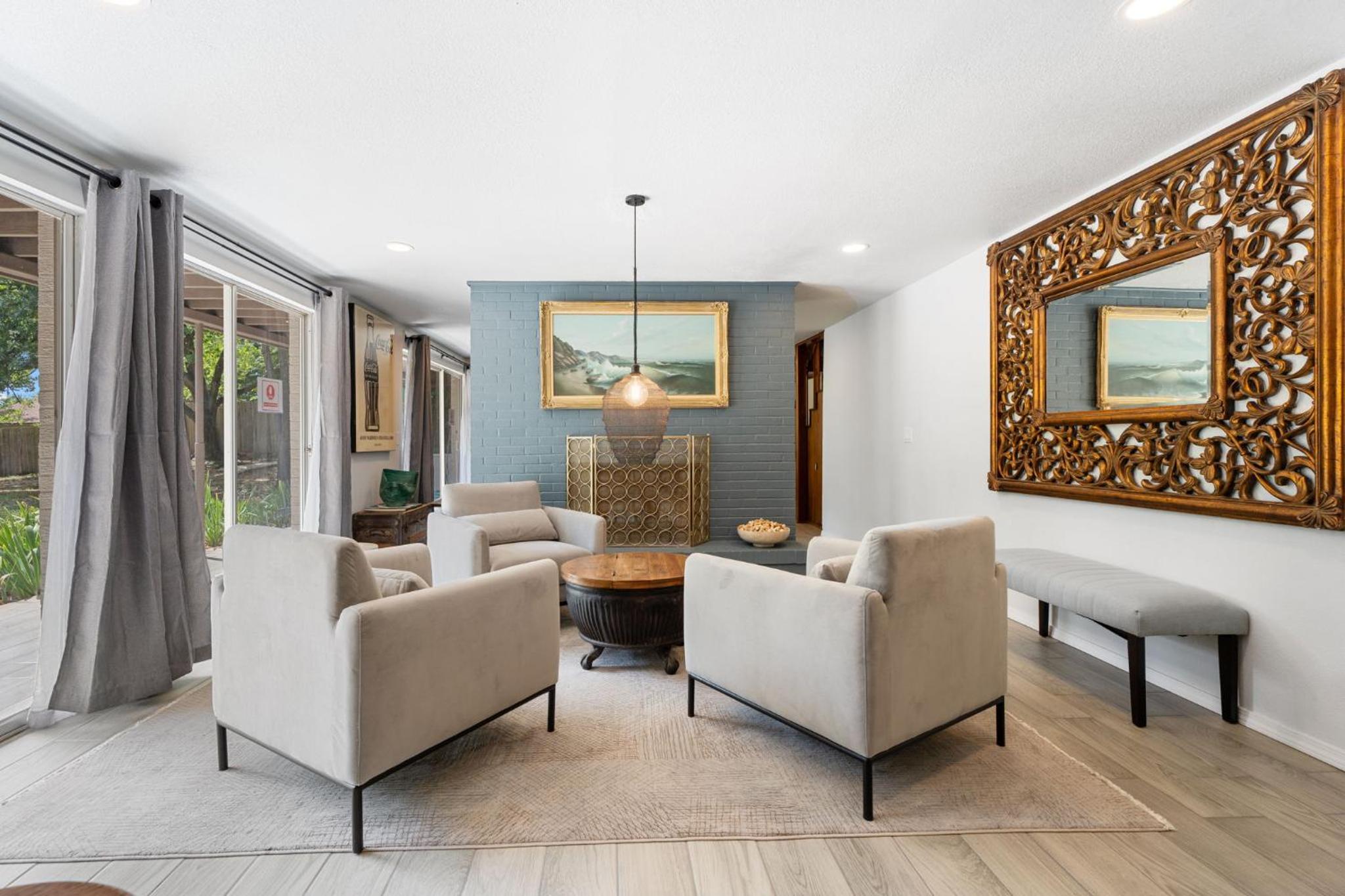 Six-Bedroom House photo 1