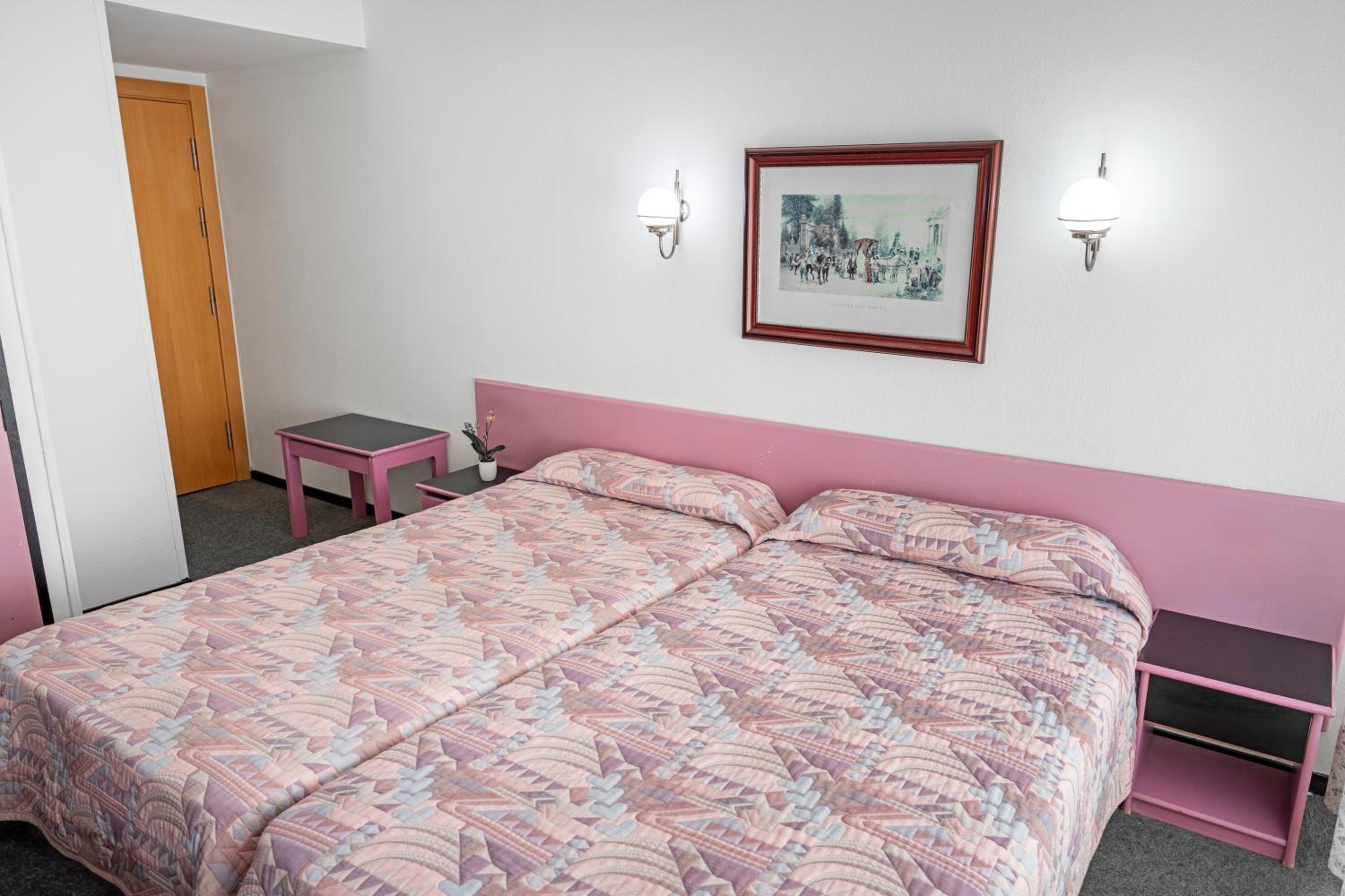 2 Single Beds - Photo 1