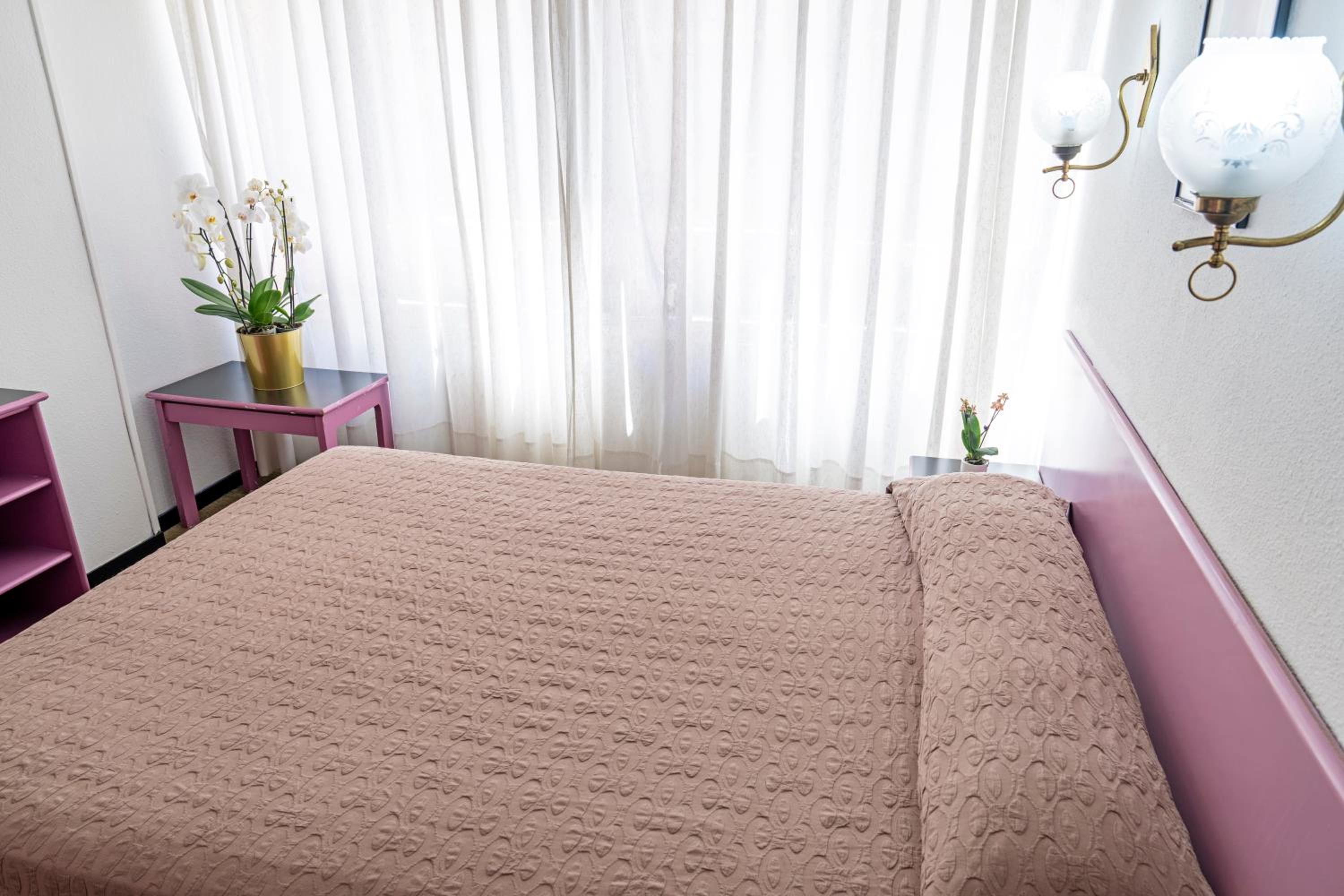 1 Single Bed - Photo 1