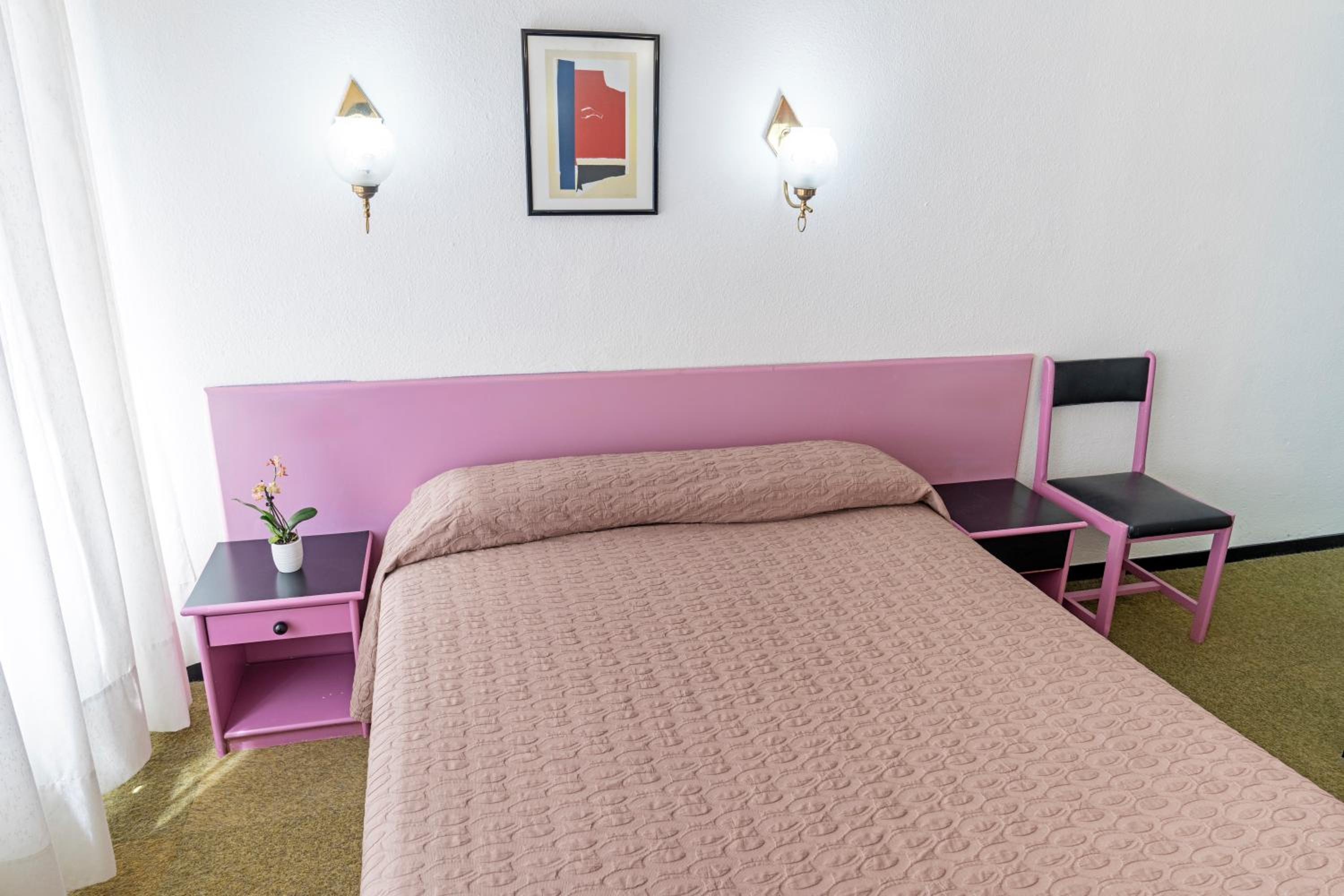 1 Single Bed - Photo 3