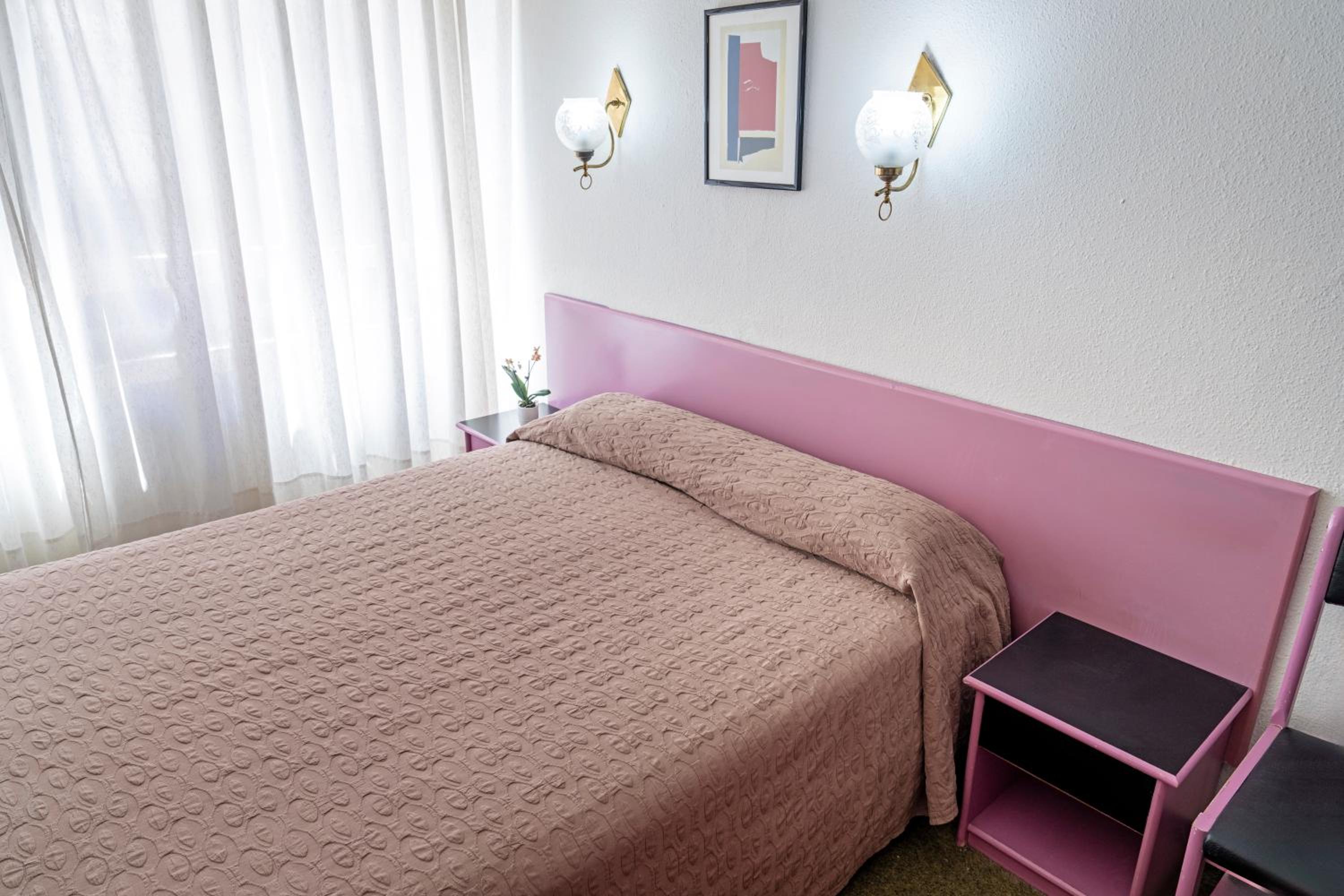 1 Single Bed - Photo 2