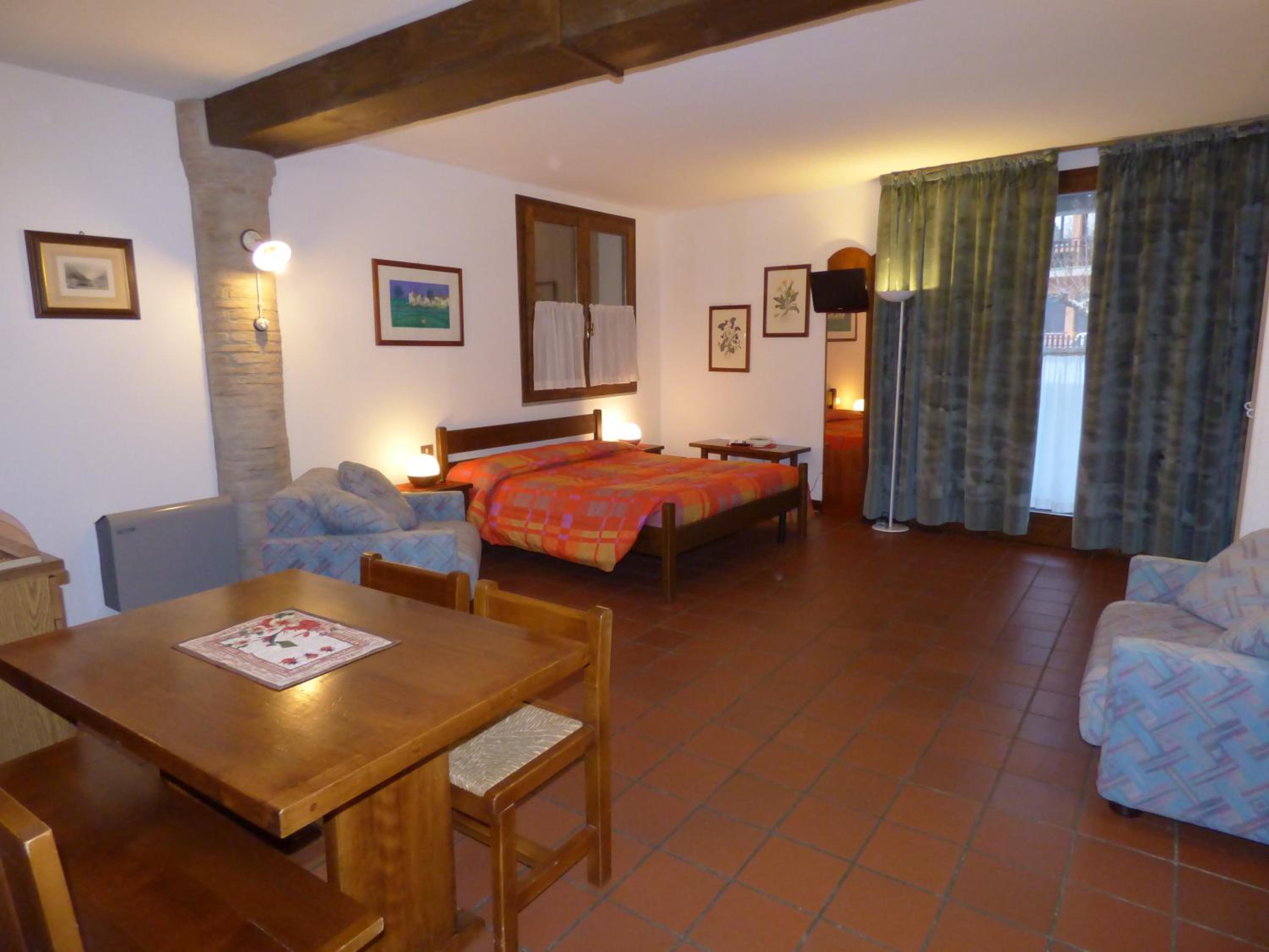 One-Bedroom Apartment with Balcony photo 1