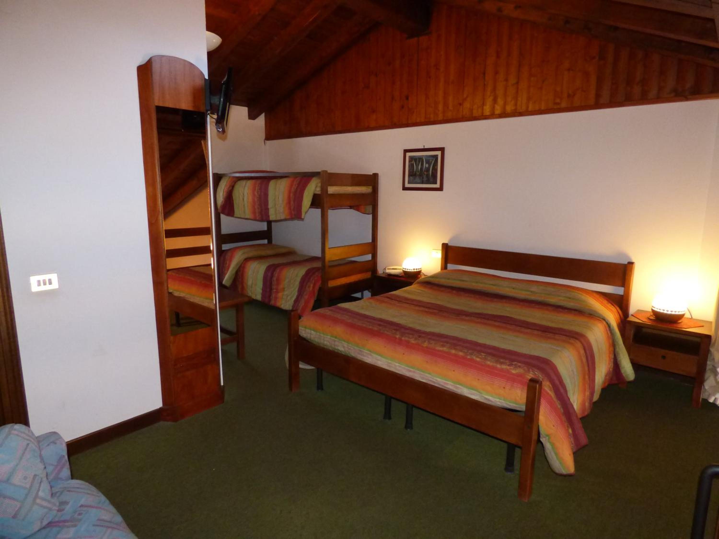Family Room (4 Adults + 2 Children) - Split Level photo 1