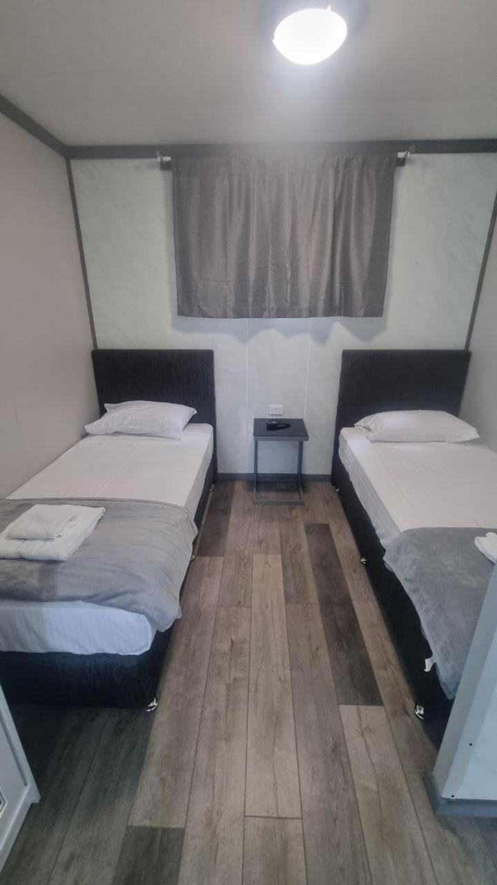 Standard Twin Room - Photo 4